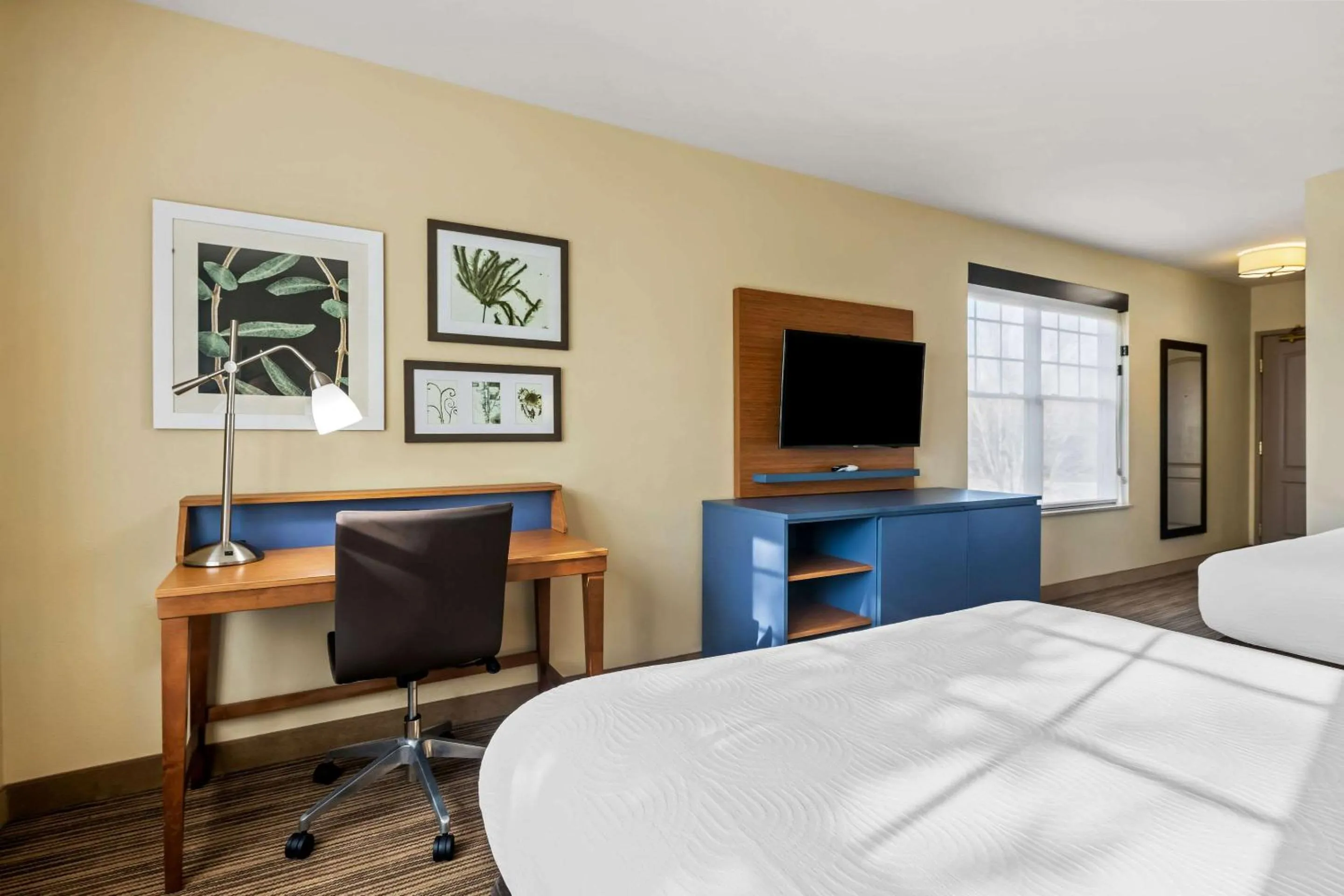 Bedroom, Bed in Country Inn & Suites by Radisson, Red Wing, MN