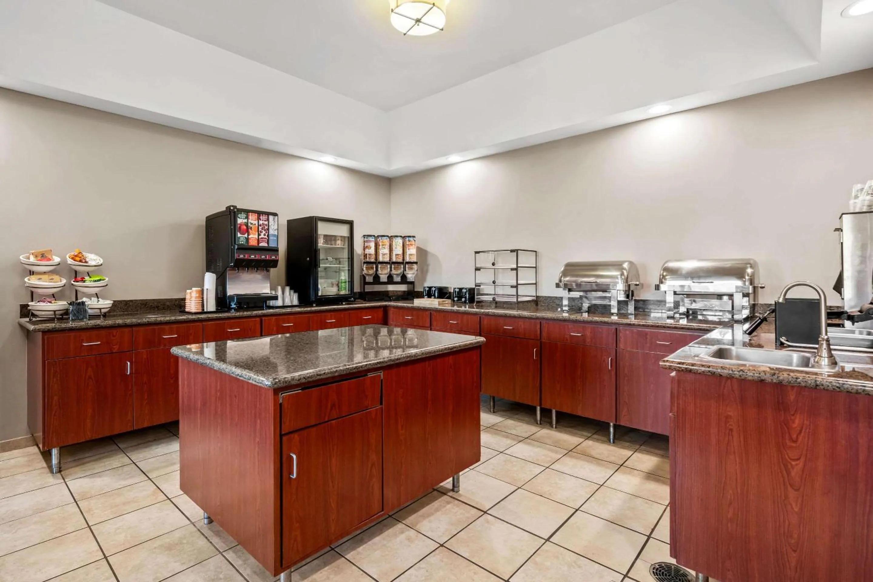 Breakfast in Country Inn & Suites by Radisson, Red Wing, MN