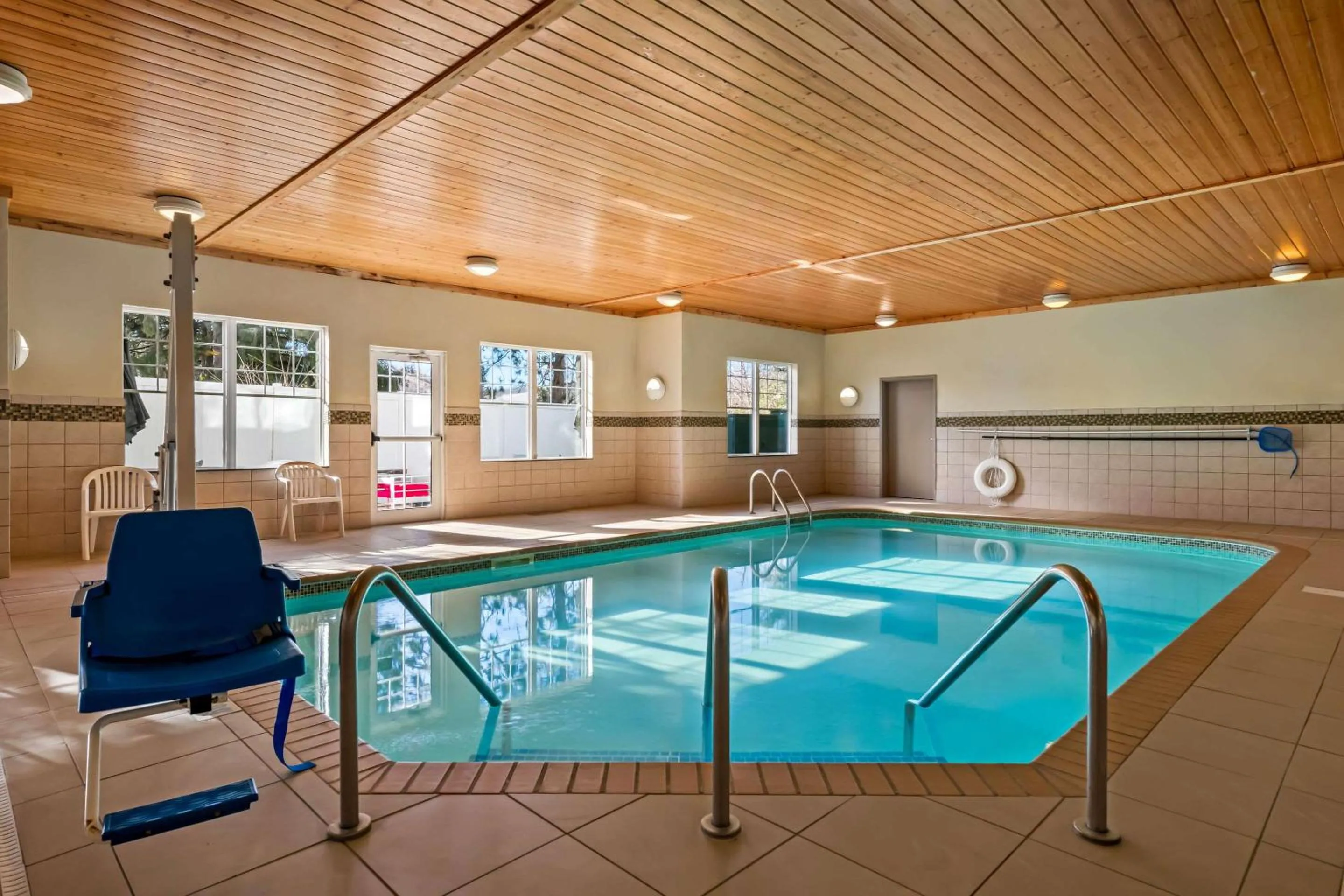 Swimming pool in Country Inn & Suites by Radisson, Red Wing, MN