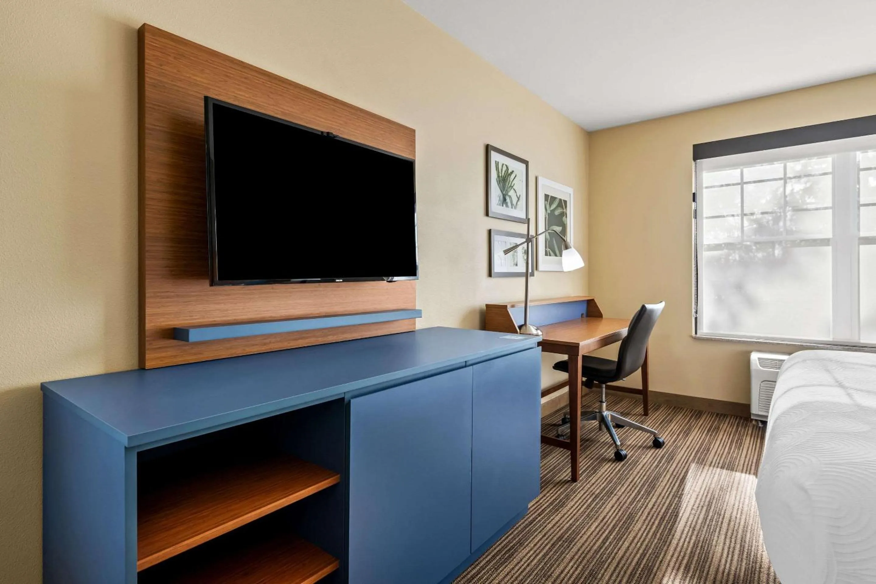 Bedroom, Bed in Country Inn & Suites by Radisson, Red Wing, MN