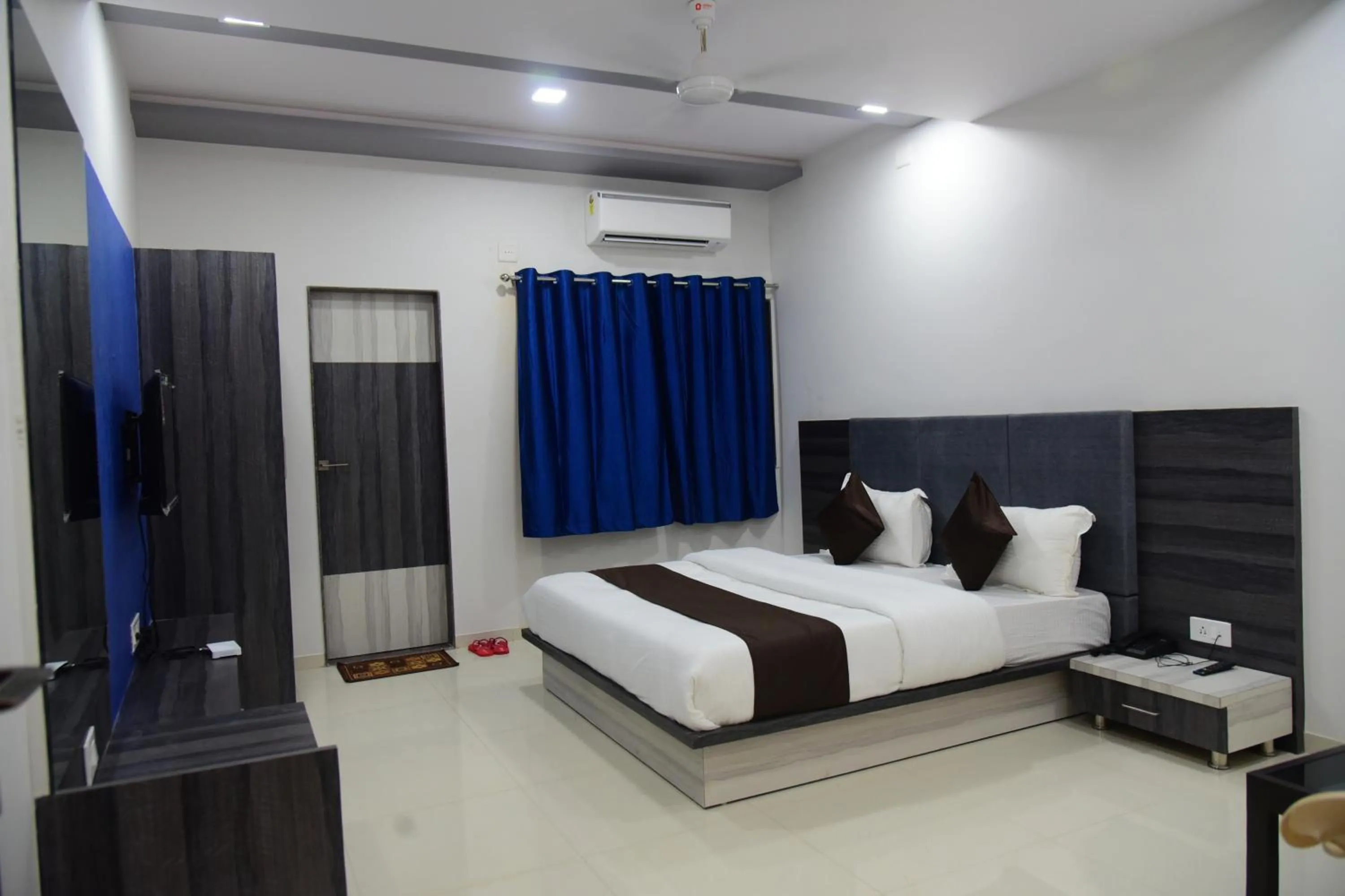 Photo of the whole room, Bed in Hotel Savera Palace