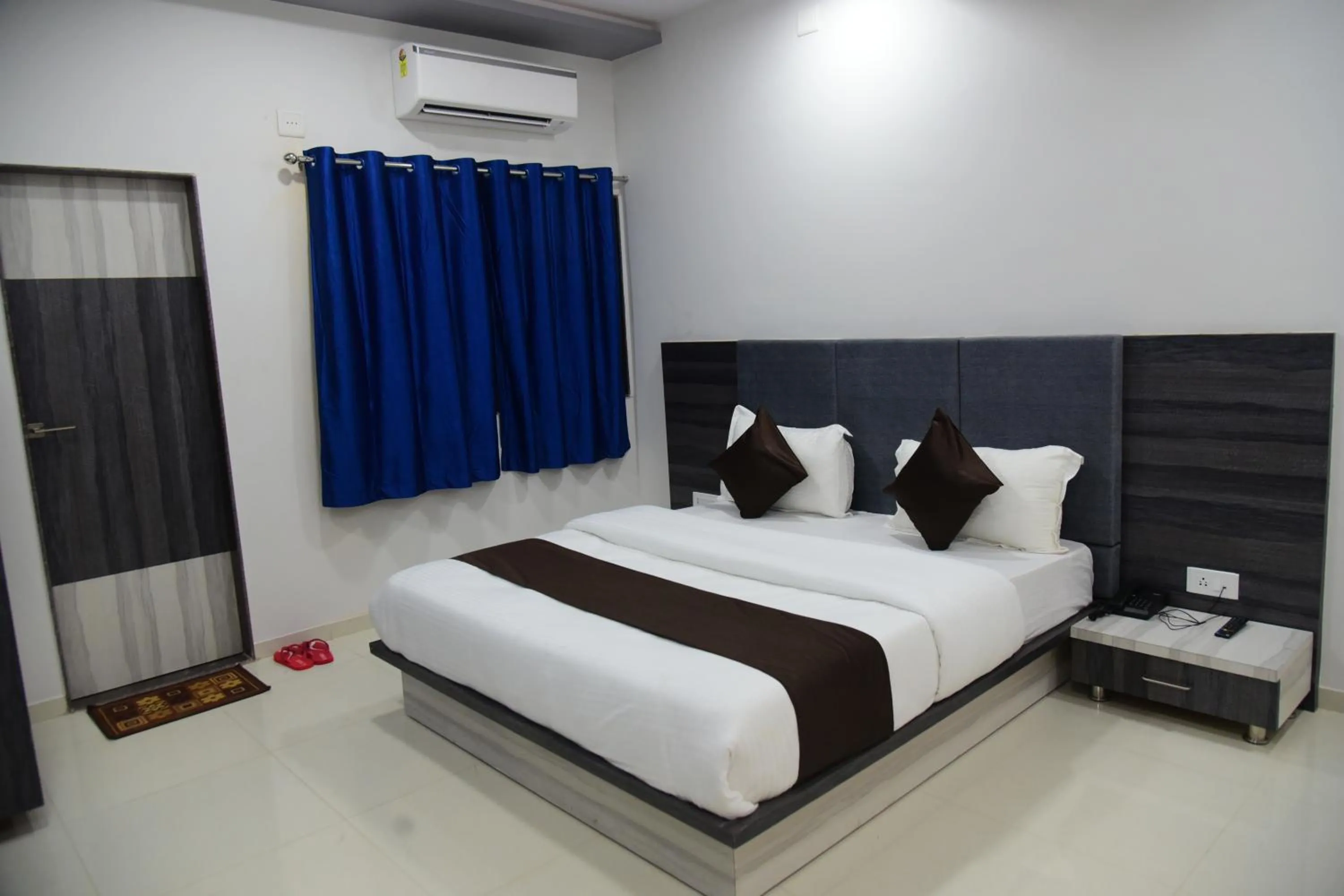 Bed in Hotel Savera Palace