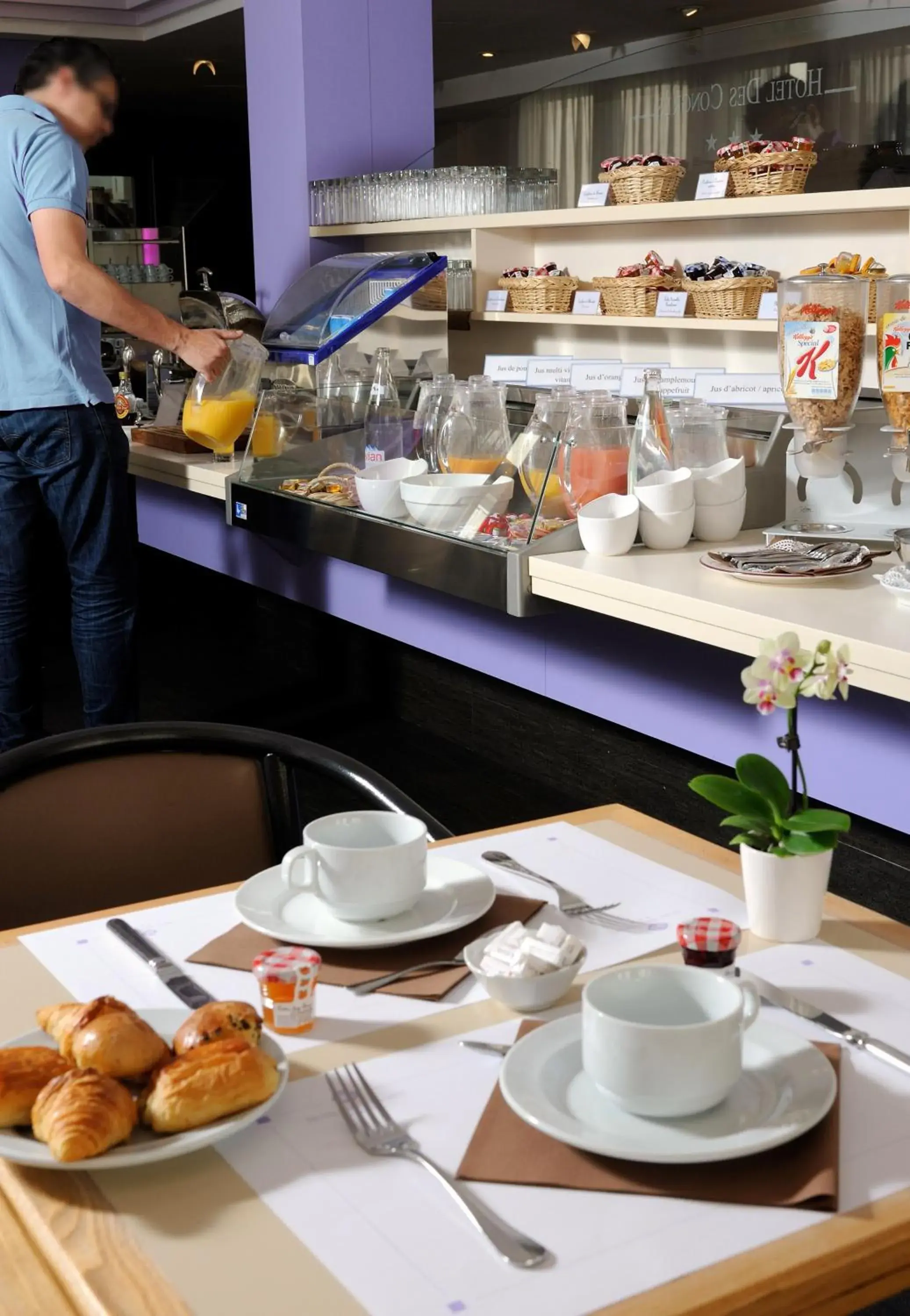 Food and drinks in Hotel des Congrès Food and drinks in Hotel des Congrès