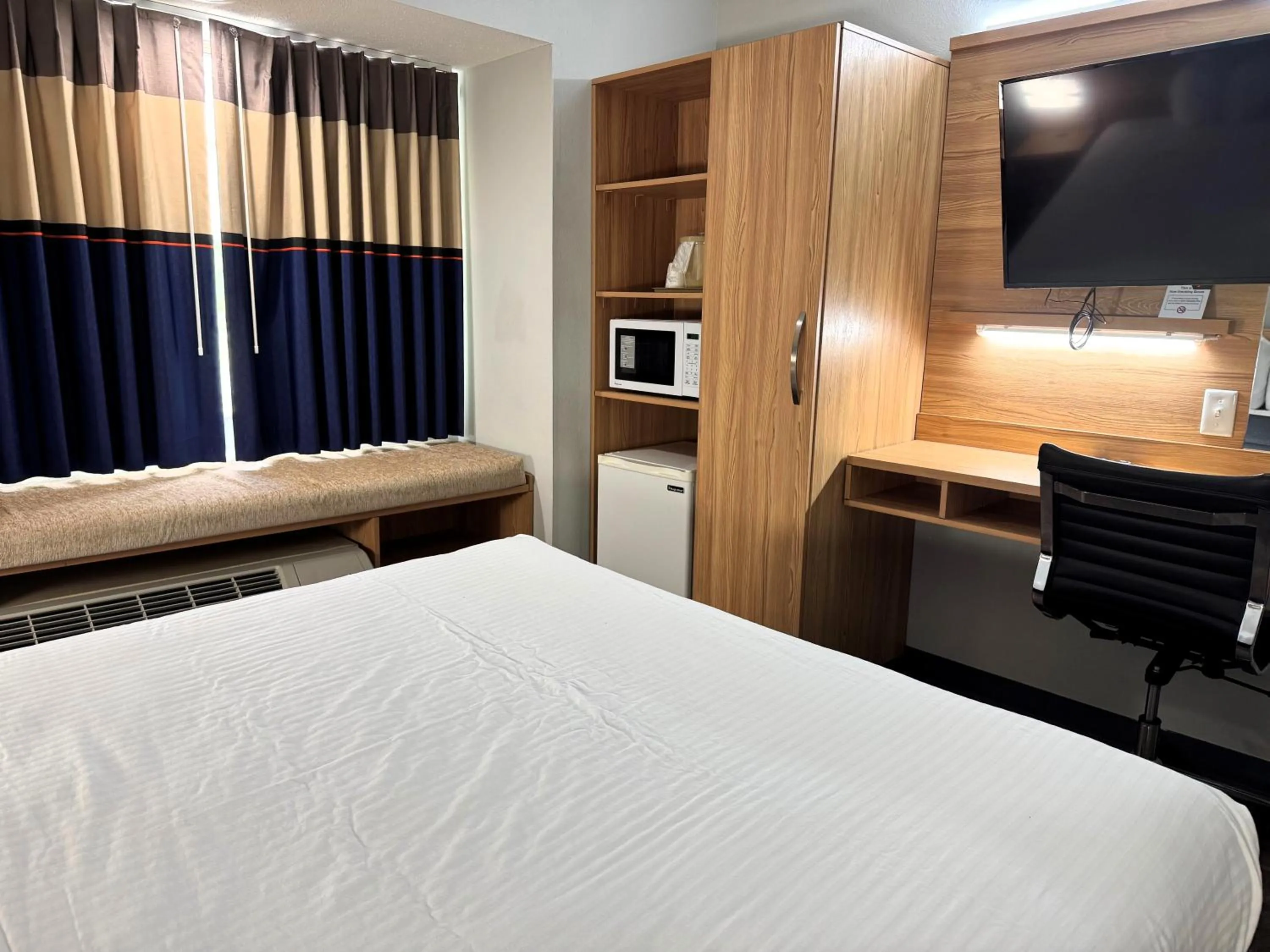 Photo of the whole room, Bed in Microtel Inn & Suites by Wyndham Tuscaloosa East