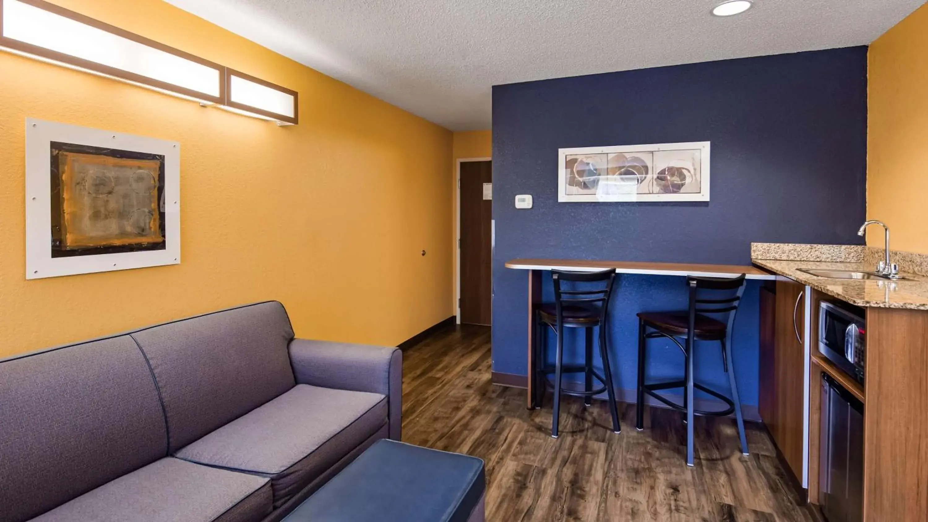 Queen Room with mobility Accessible Tub in SureStay Plus Hotel by Best Western Keyser Queen Room with mobility Accessible Tub in SureStay Plus Hotel by Best Western Keyser