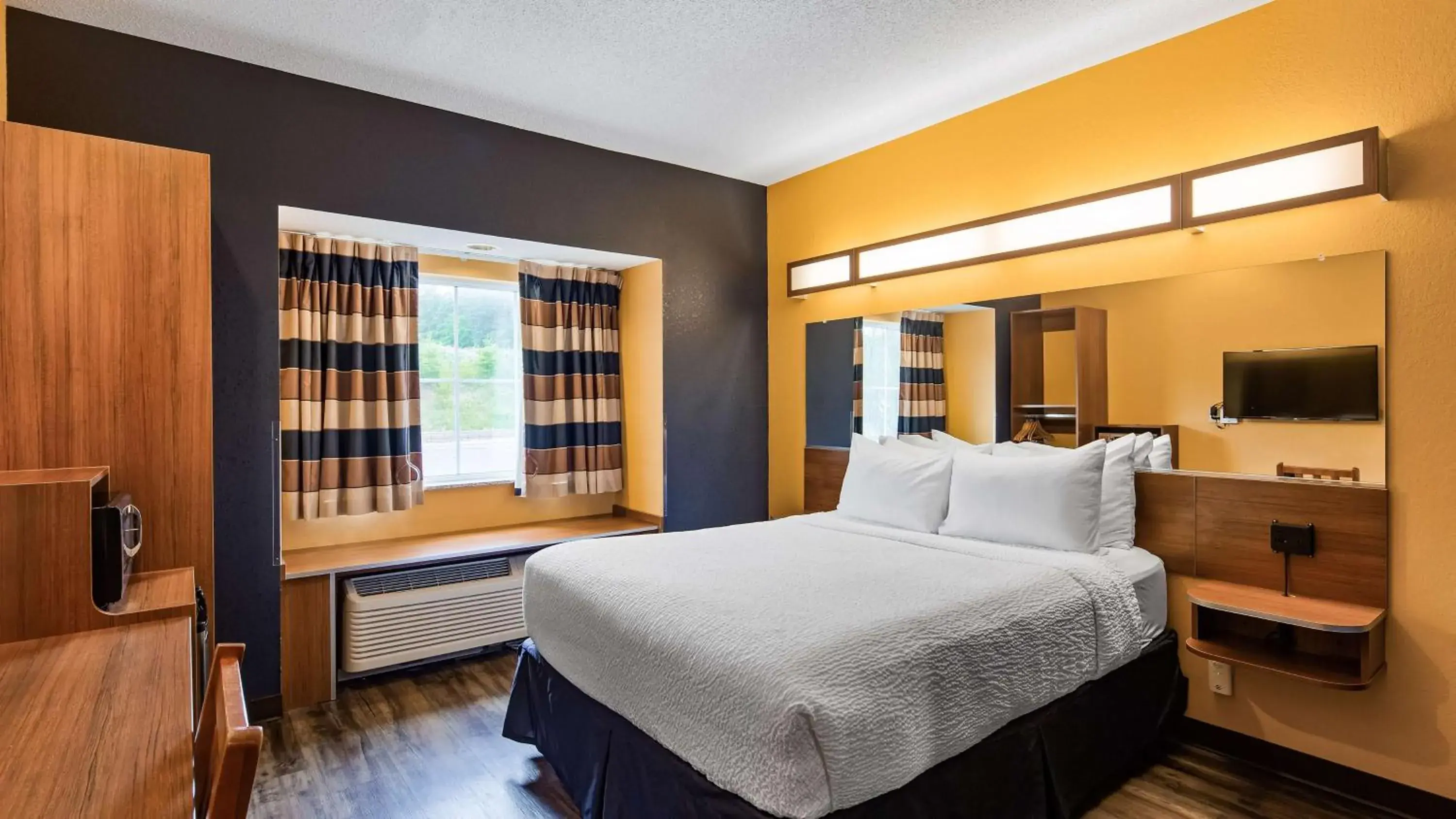 Queen Room in SureStay Plus Hotel by Best Western Keyser Queen Room in SureStay Plus Hotel by Best Western Keyser