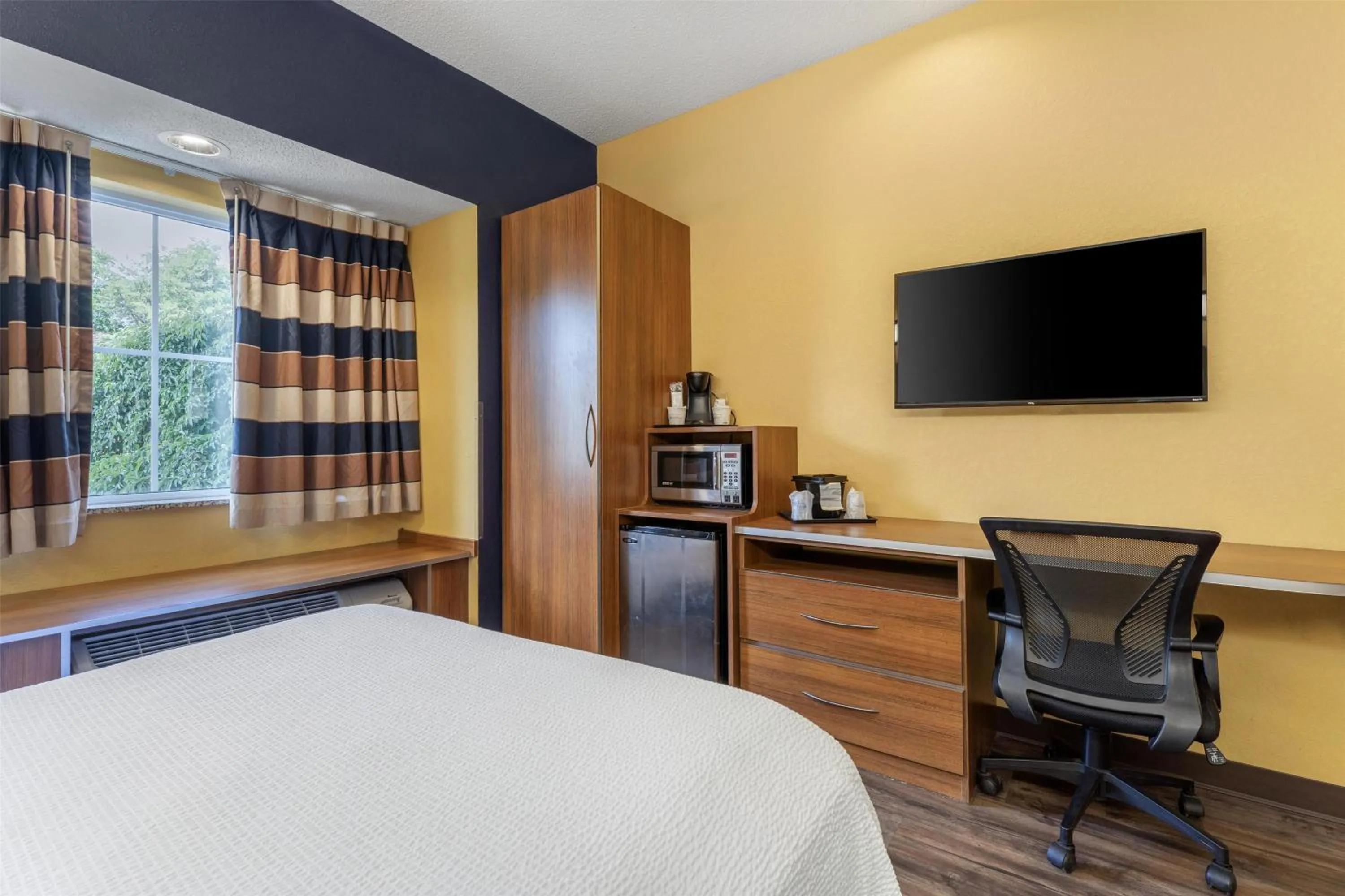 Bedroom, Bed in SureStay Plus Hotel by Best Western Keyser