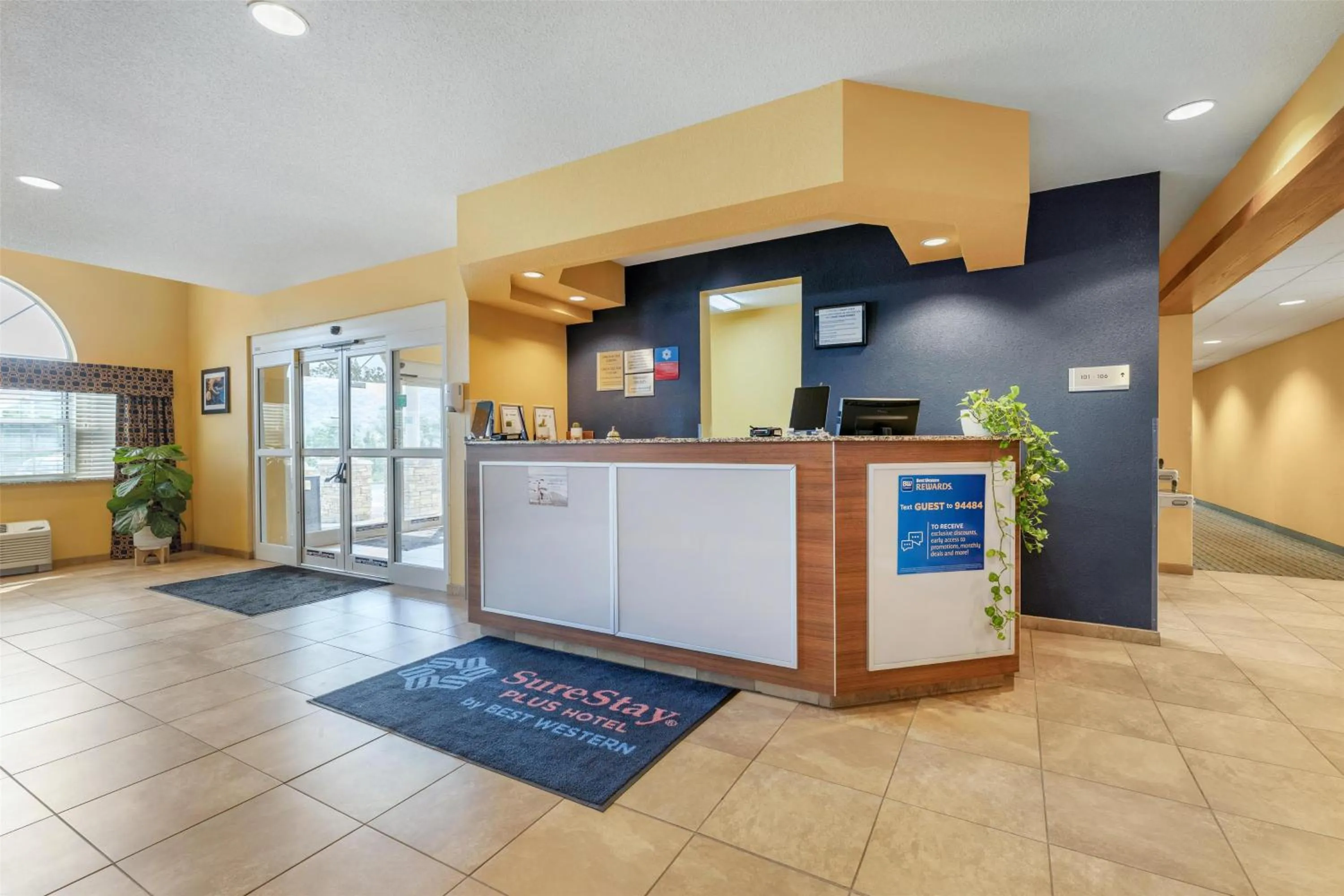 Lobby or reception in SureStay Plus Hotel by Best Western Keyser