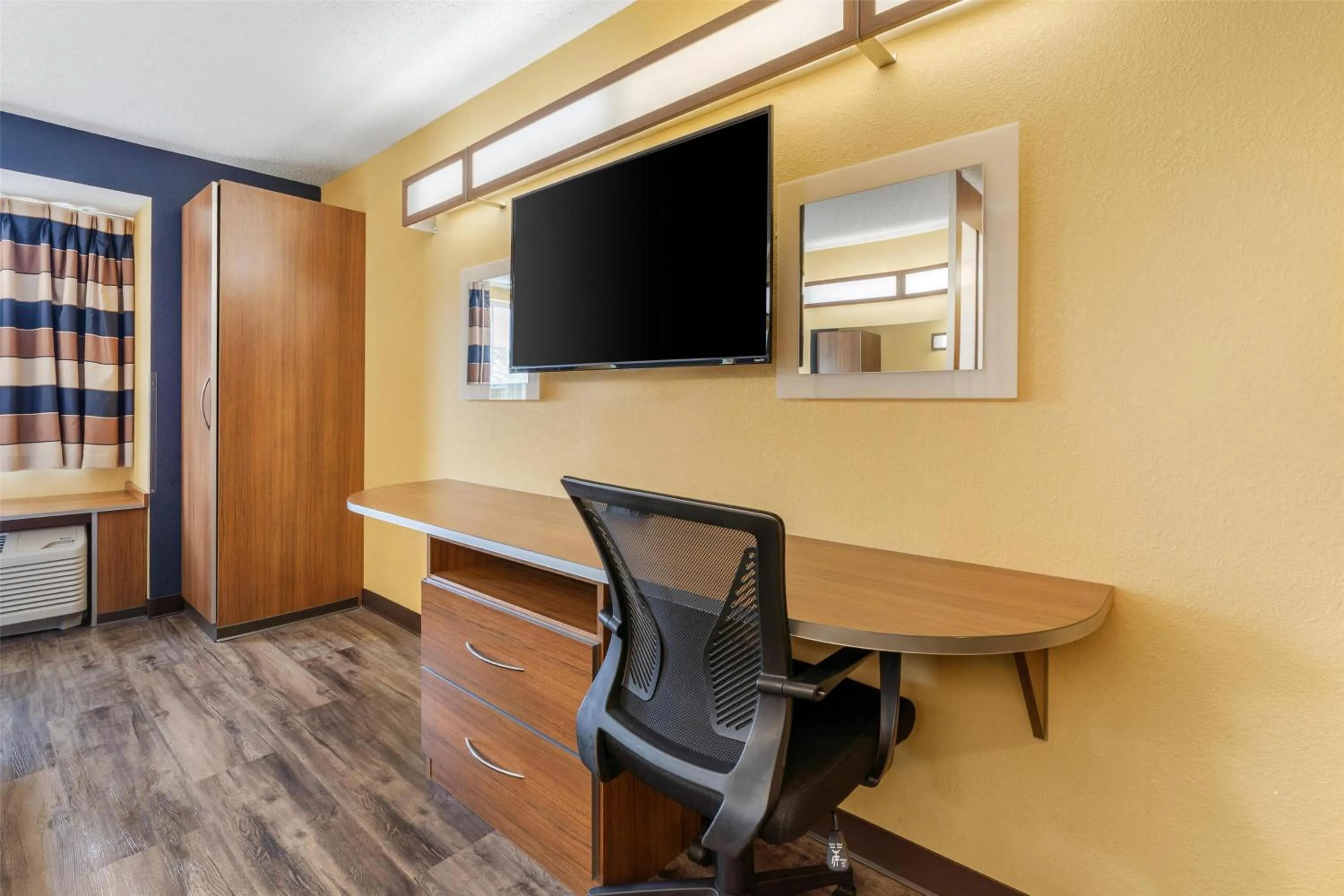 Bedroom in SureStay Plus Hotel by Best Western Keyser