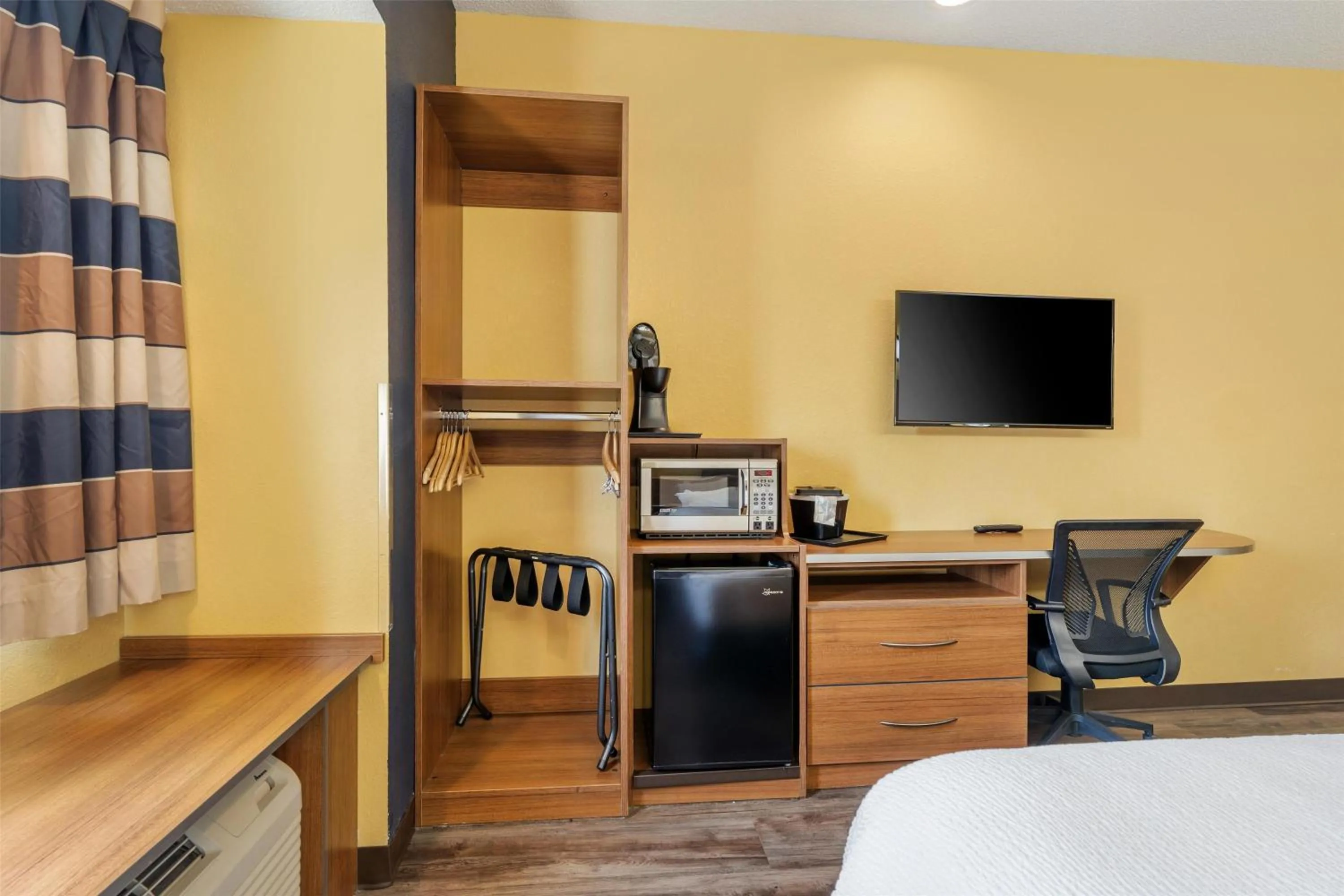Bedroom, Bed in SureStay Plus Hotel by Best Western Keyser