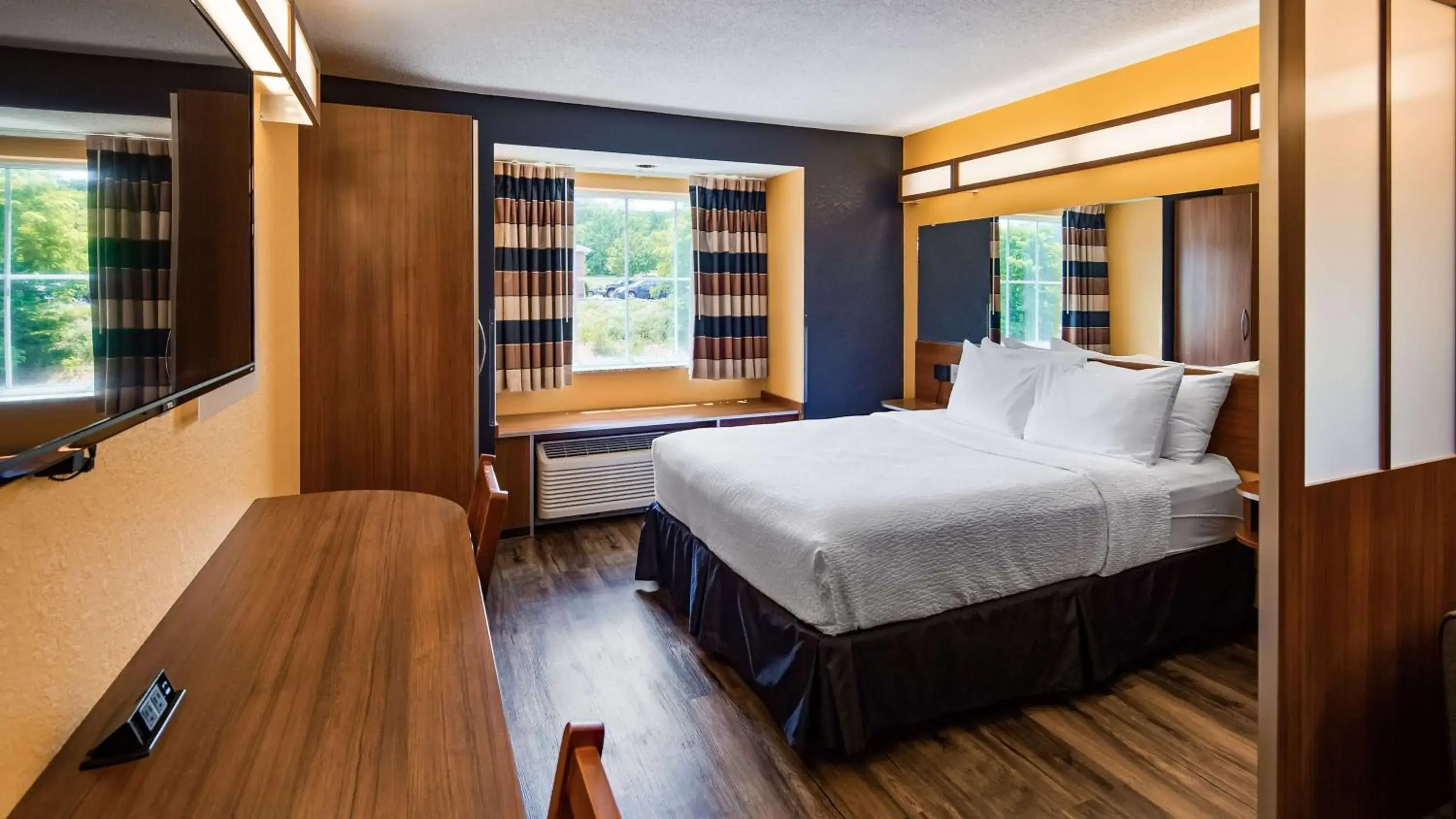 Queen Room with mobility Accessible Tub in SureStay Plus Hotel by Best Western Keyser Queen Room with mobility Accessible Tub in SureStay Plus Hotel by Best Western Keyser