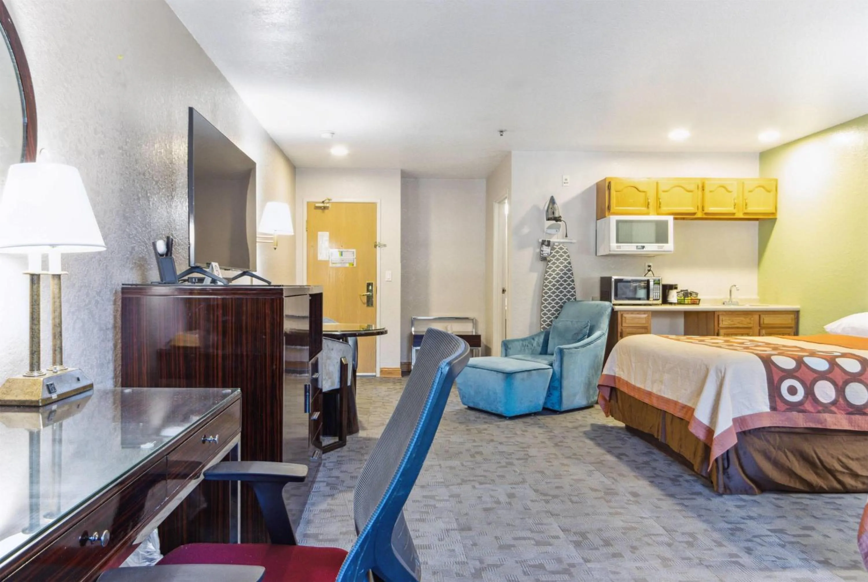 Photo of the whole room, Bed in Super 8 by Wyndham Uniontown PA