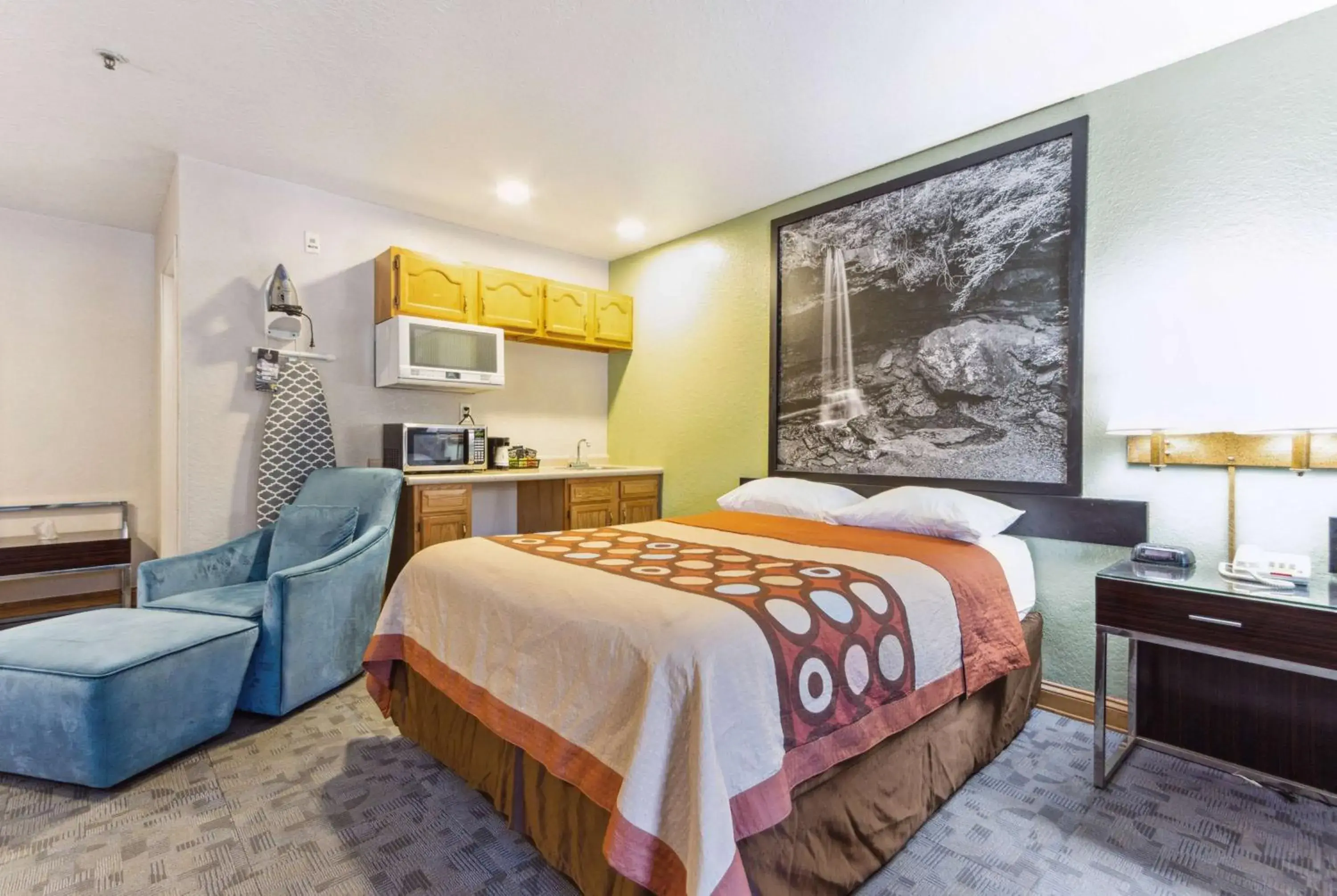 Photo of the whole room, Bed in Super 8 by Wyndham Uniontown PA Photo of the whole room, Bed in Super 8 by Wyndham Uniontown PA