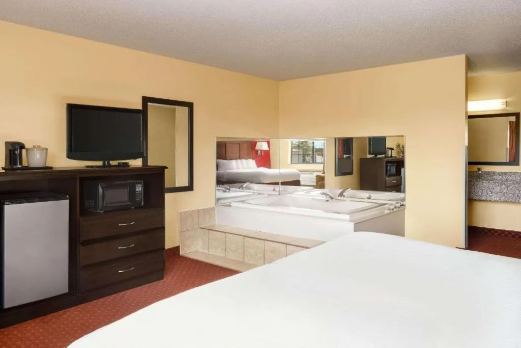 Bedroom, Bed in Baymont by Wyndham Cedar Rapids