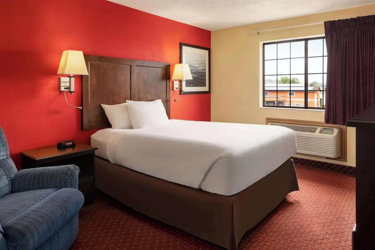 Bedroom, Bed in Baymont by Wyndham Cedar Rapids
