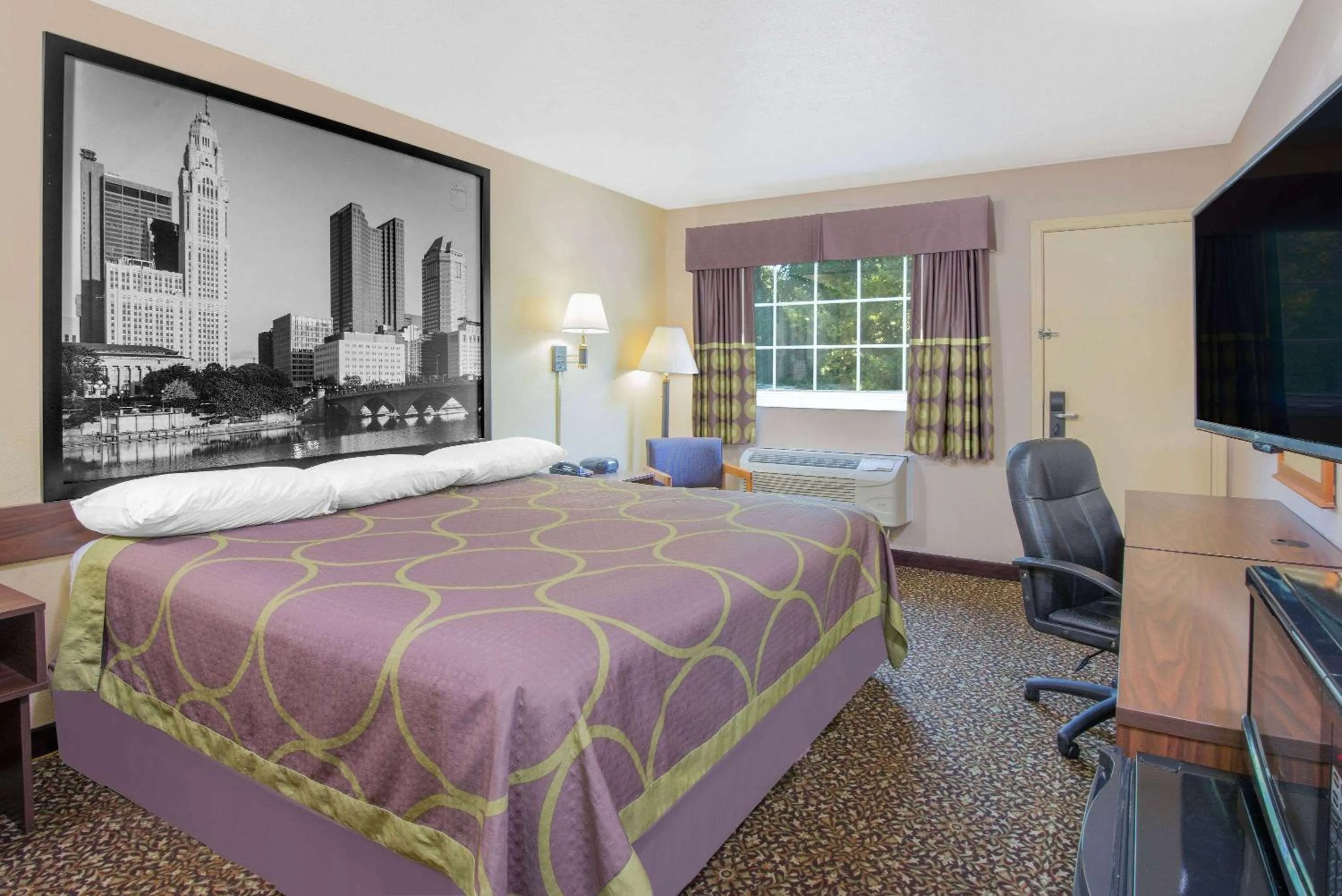 Photo of the whole room in Super 8 by Wyndham Ashland