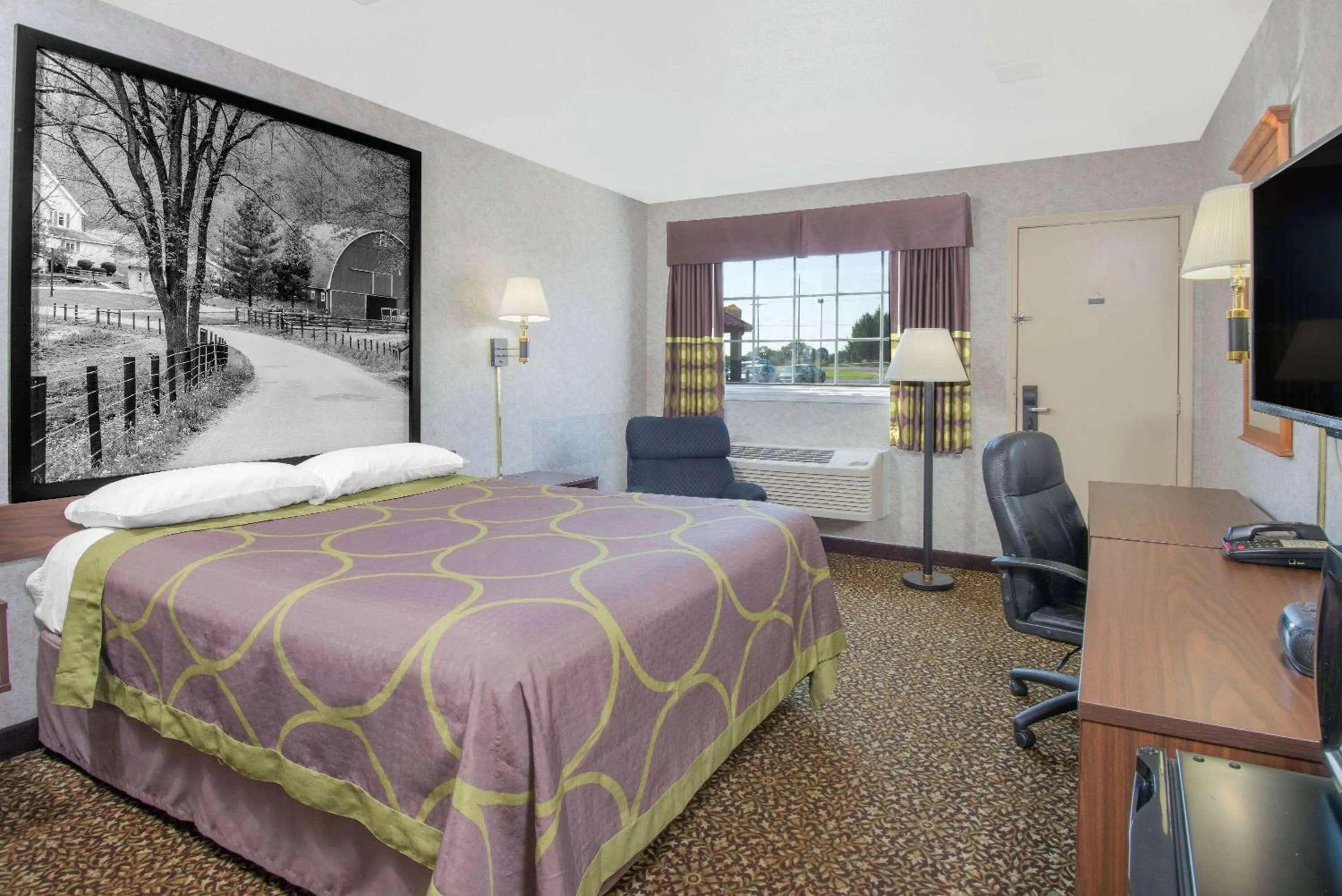 Photo of the whole room in Super 8 by Wyndham Ashland