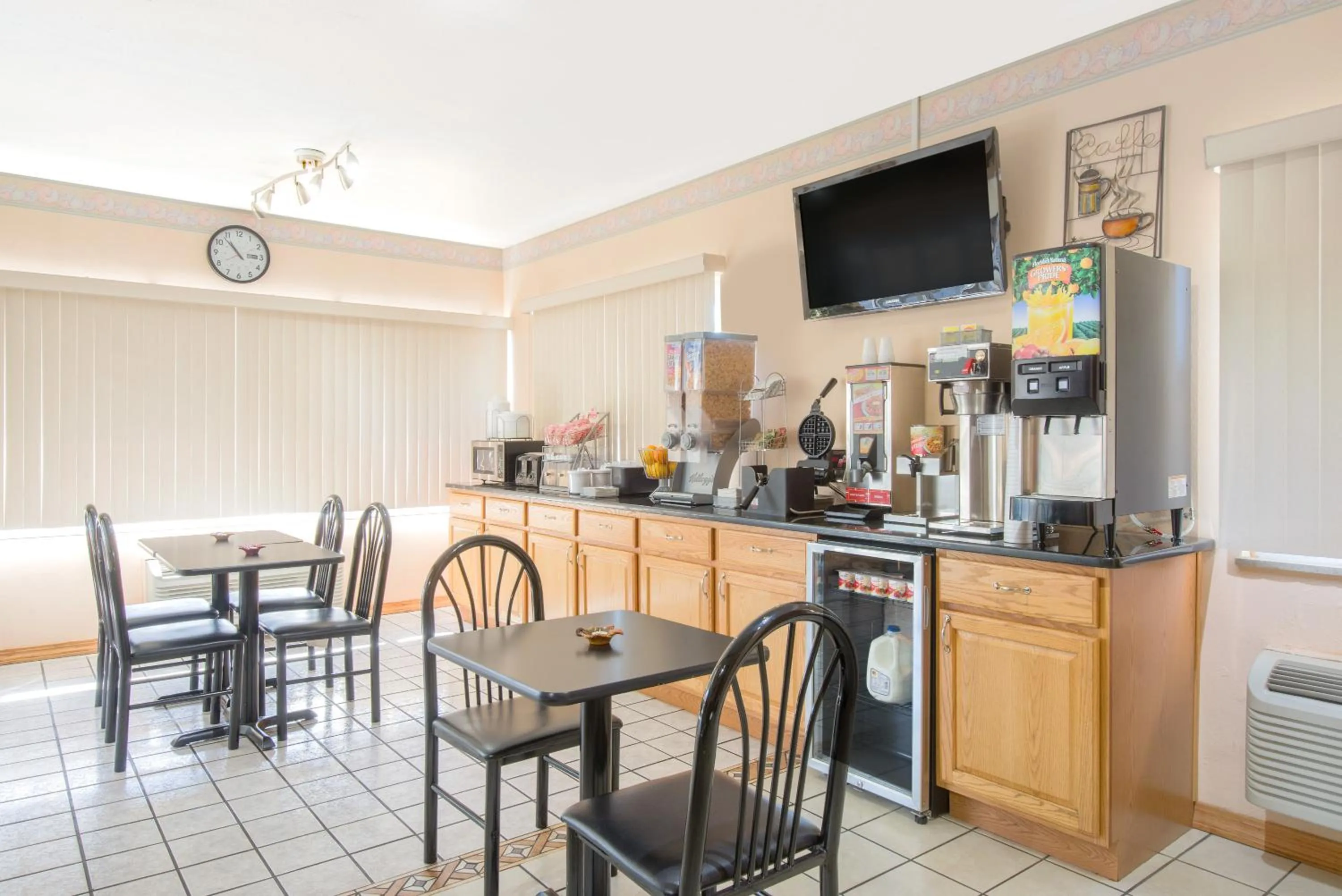 Restaurant/places to eat in Super 8 by Wyndham Ashland