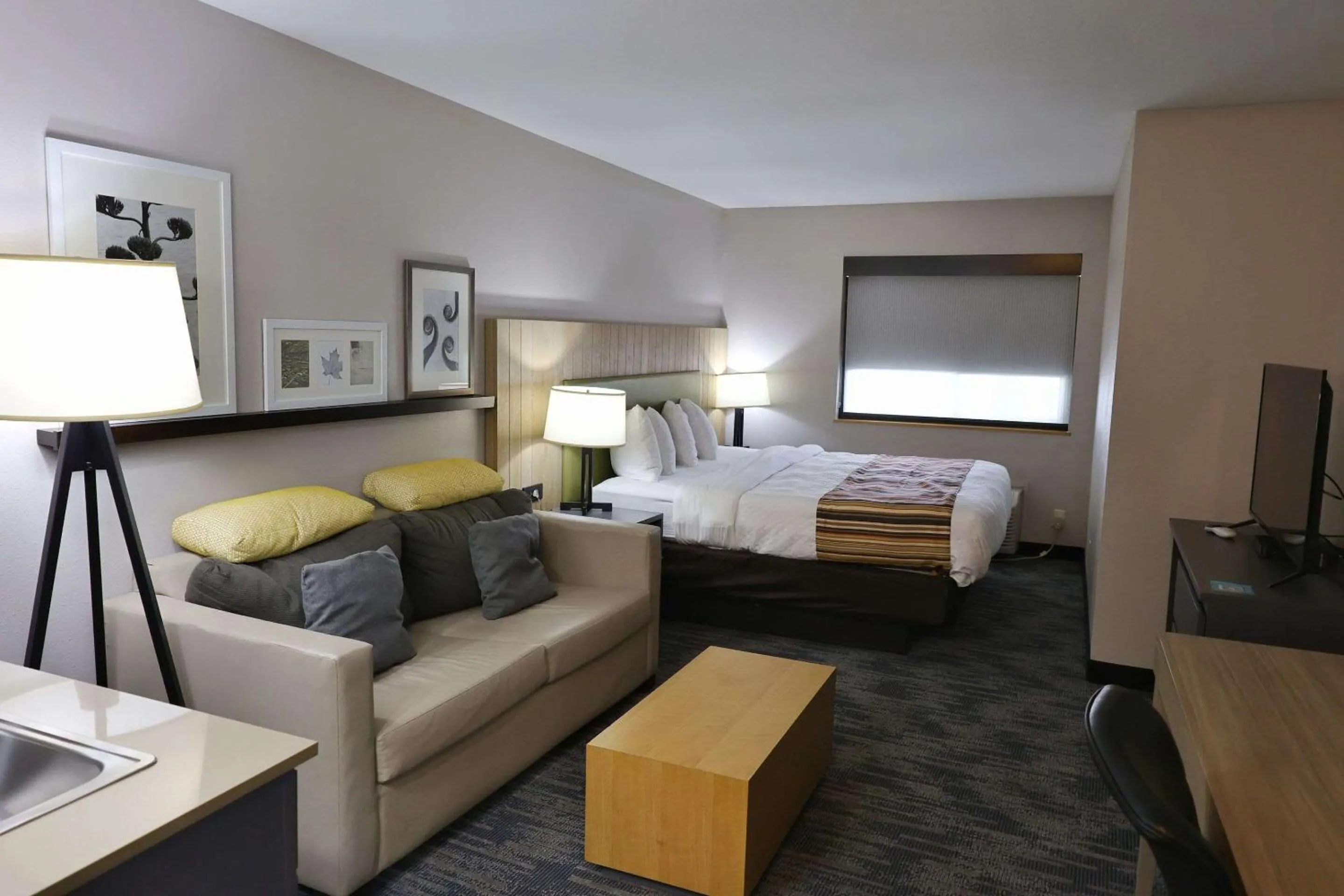 Bedroom, Bed in Country Inn & Suites by Radisson, Sparta, WI