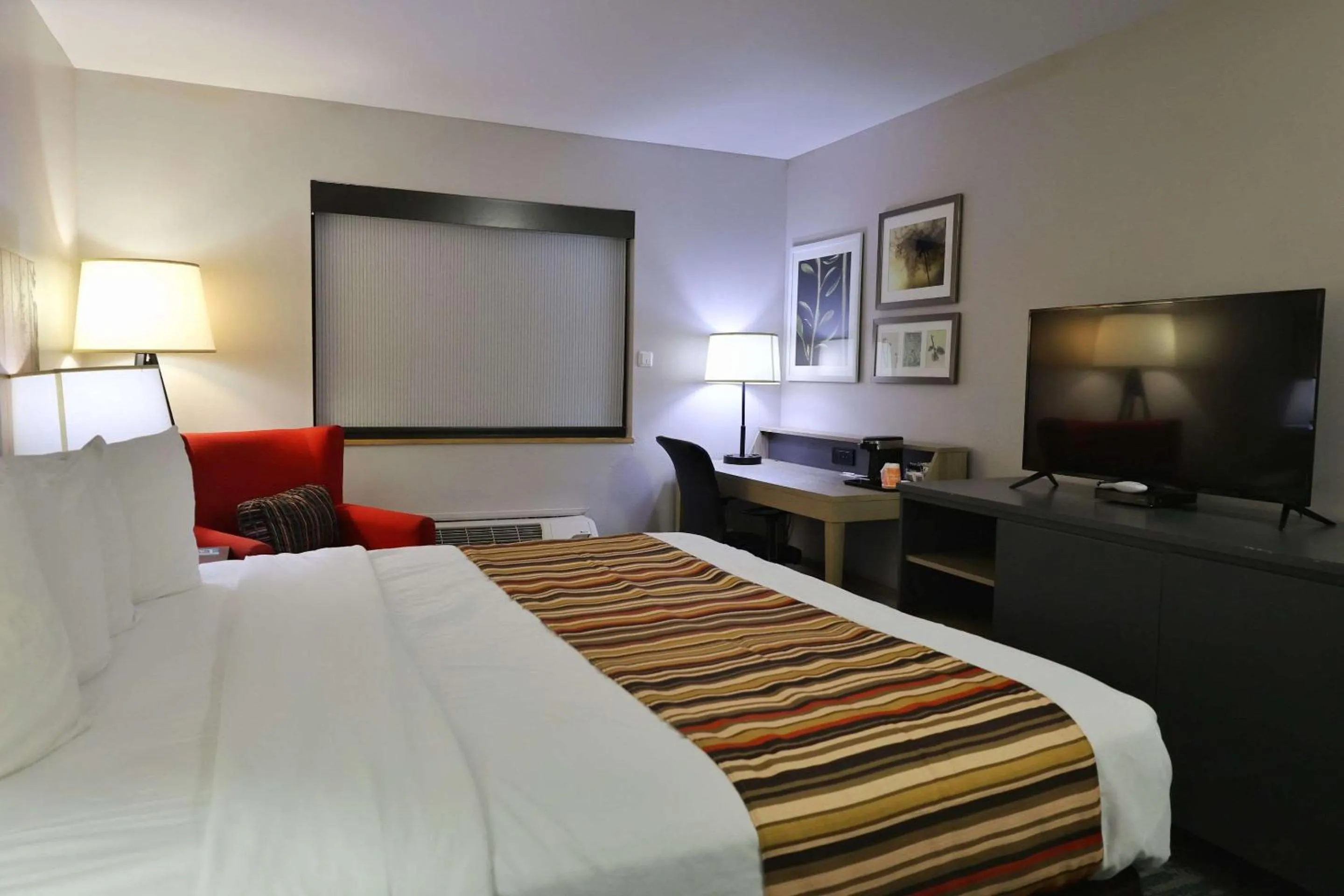 Bedroom, Bed in Country Inn & Suites by Radisson, Sparta, WI