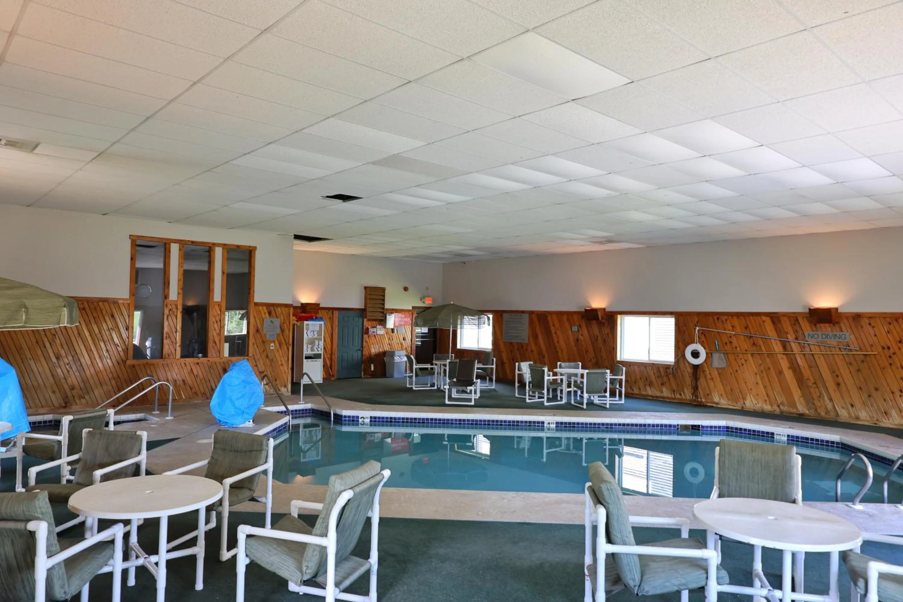 Swimming pool in Country Inn & Suites by Radisson, Sparta, WI