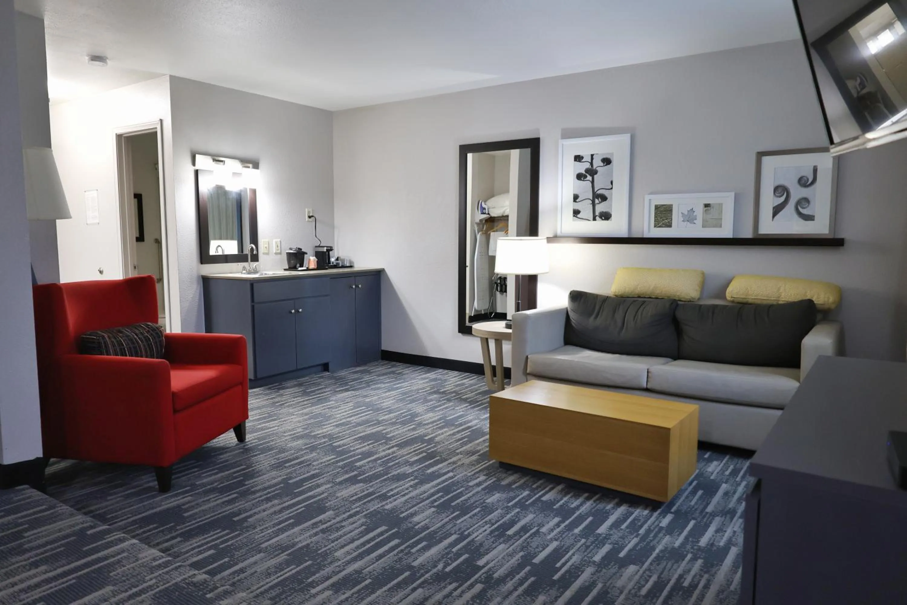 TV and multimedia in Country Inn & Suites by Radisson, Sparta, WI