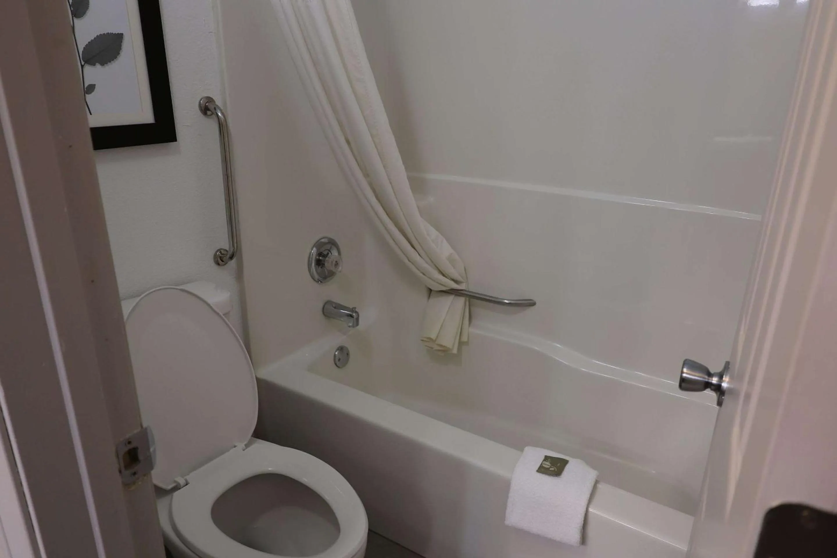 Shower in Country Inn & Suites by Radisson, Sparta, WI