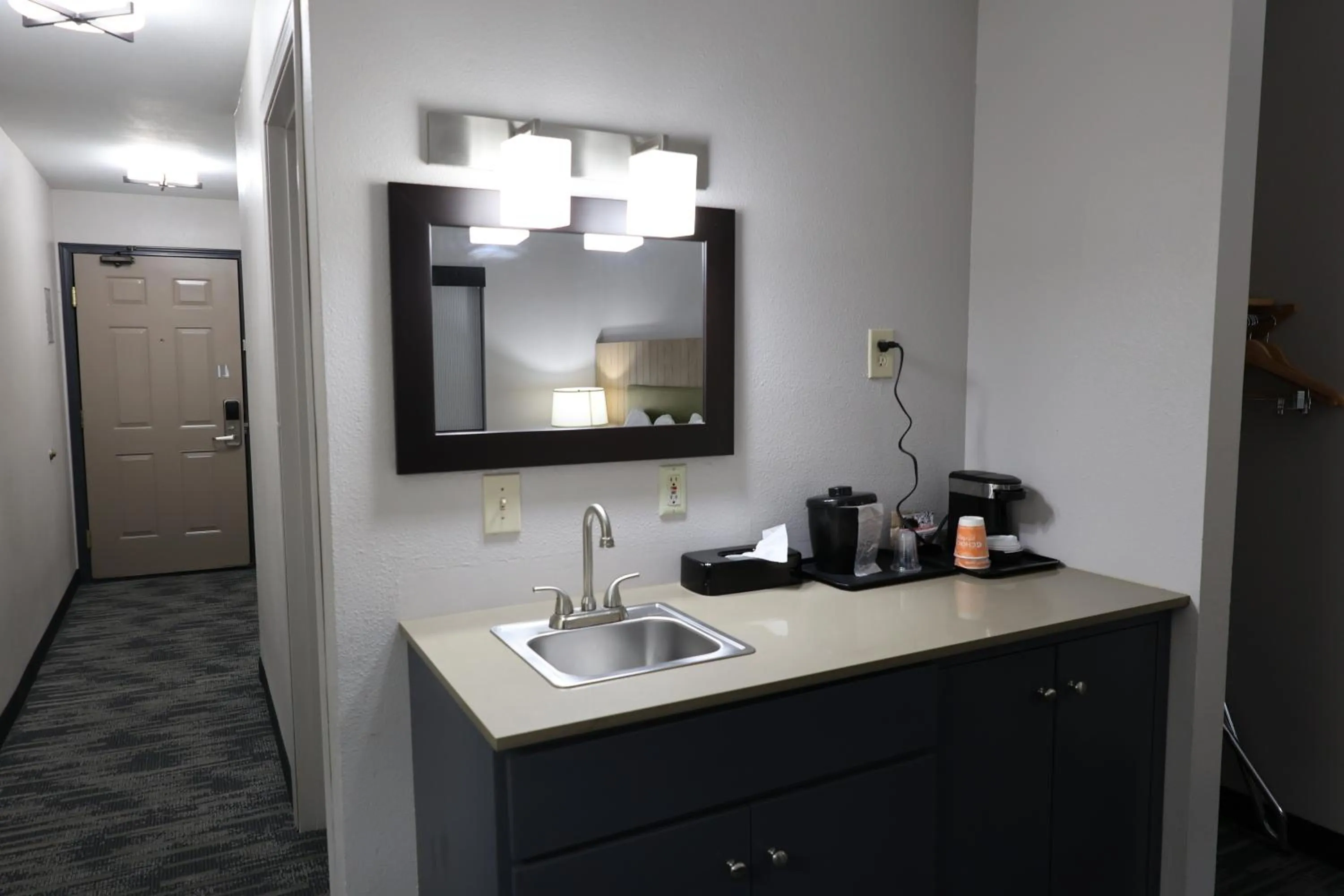 Coffee/tea facilities in Country Inn & Suites by Radisson, Sparta, WI