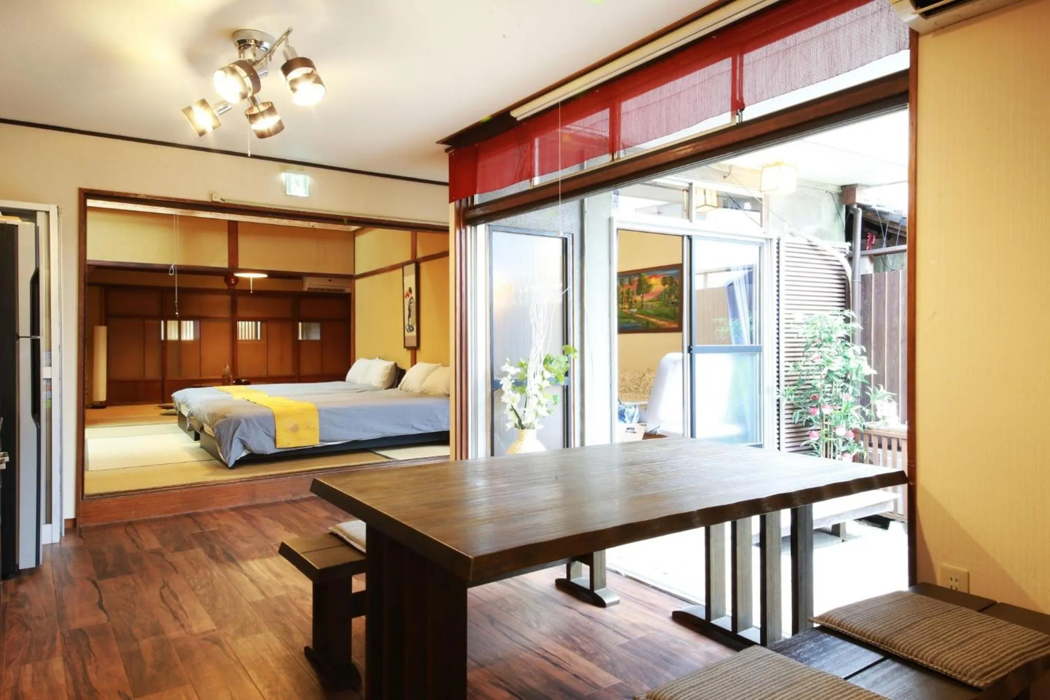 Dining area, Bed in Nara Imai House