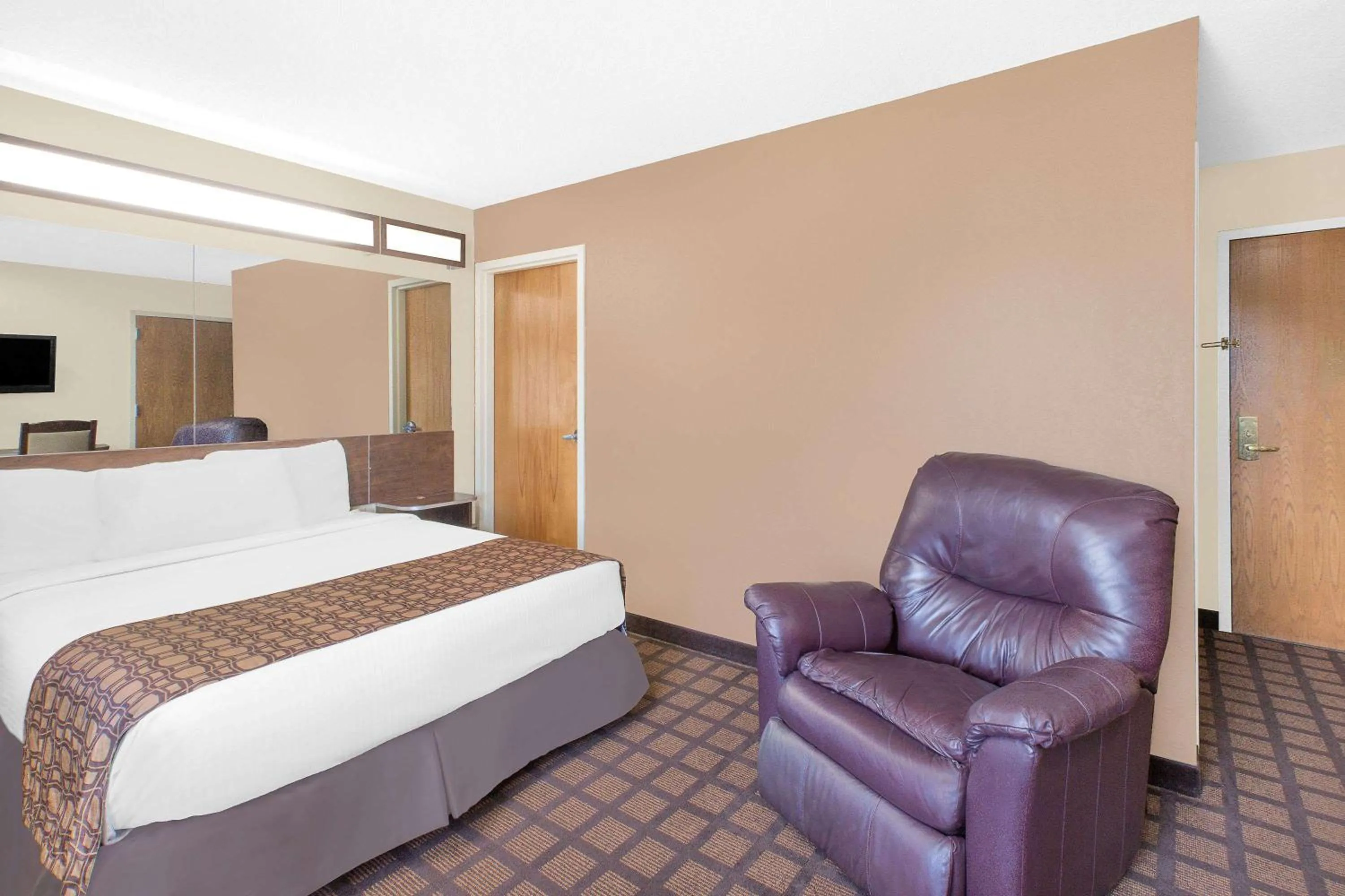 Photo of the whole room, Bed in Microtel Inn & Suites by Wyndham Franklin