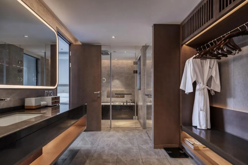 Bathroom in Wingate by Wyndham Hainan Chengmai