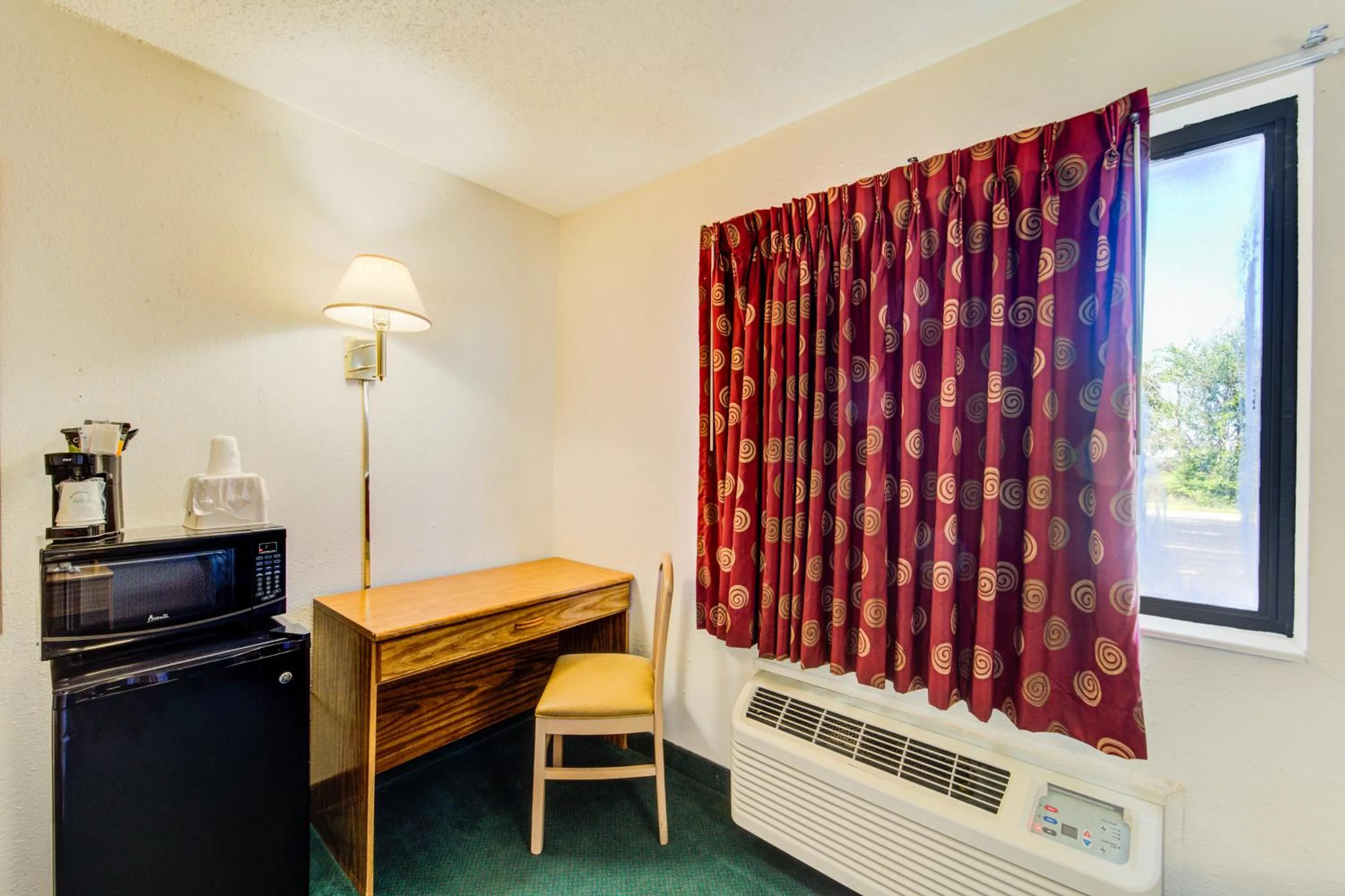 Bedroom in Capital O Amerihost Inn and Suites Mexico Hwy 54 MO