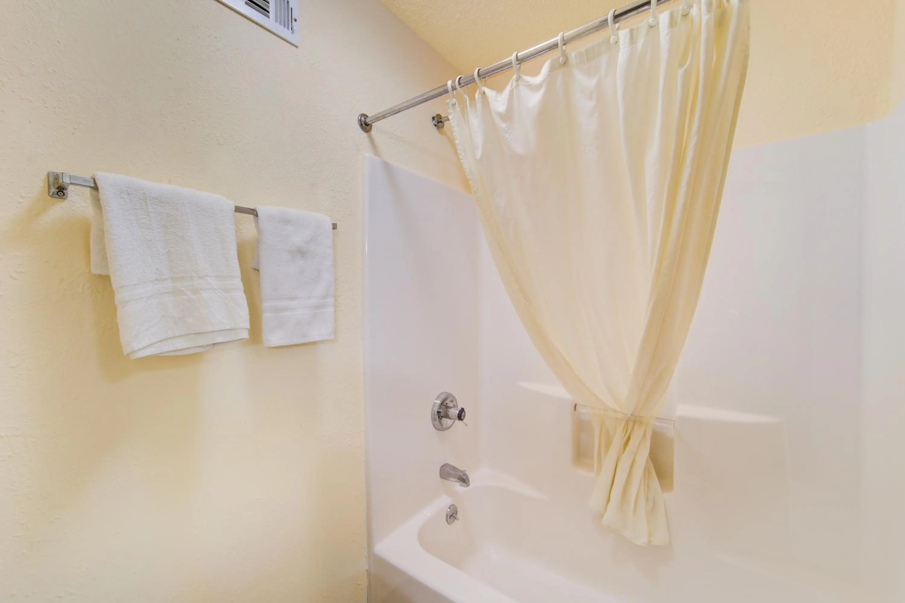 Bathroom in Capital O Amerihost Inn and Suites Mexico Hwy 54 MO