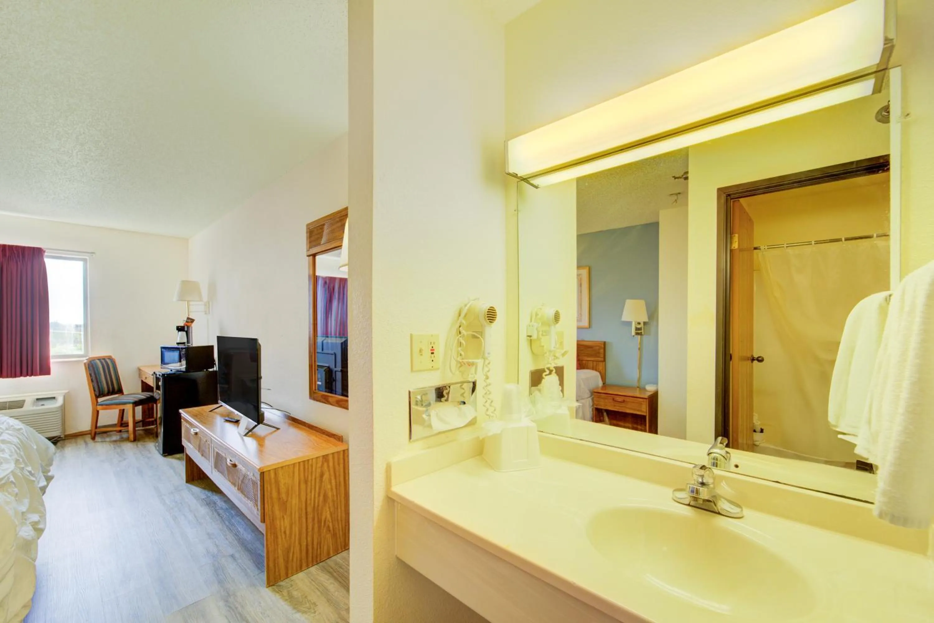 Bathroom in Capital O Amerihost Inn and Suites Mexico Hwy 54 MO