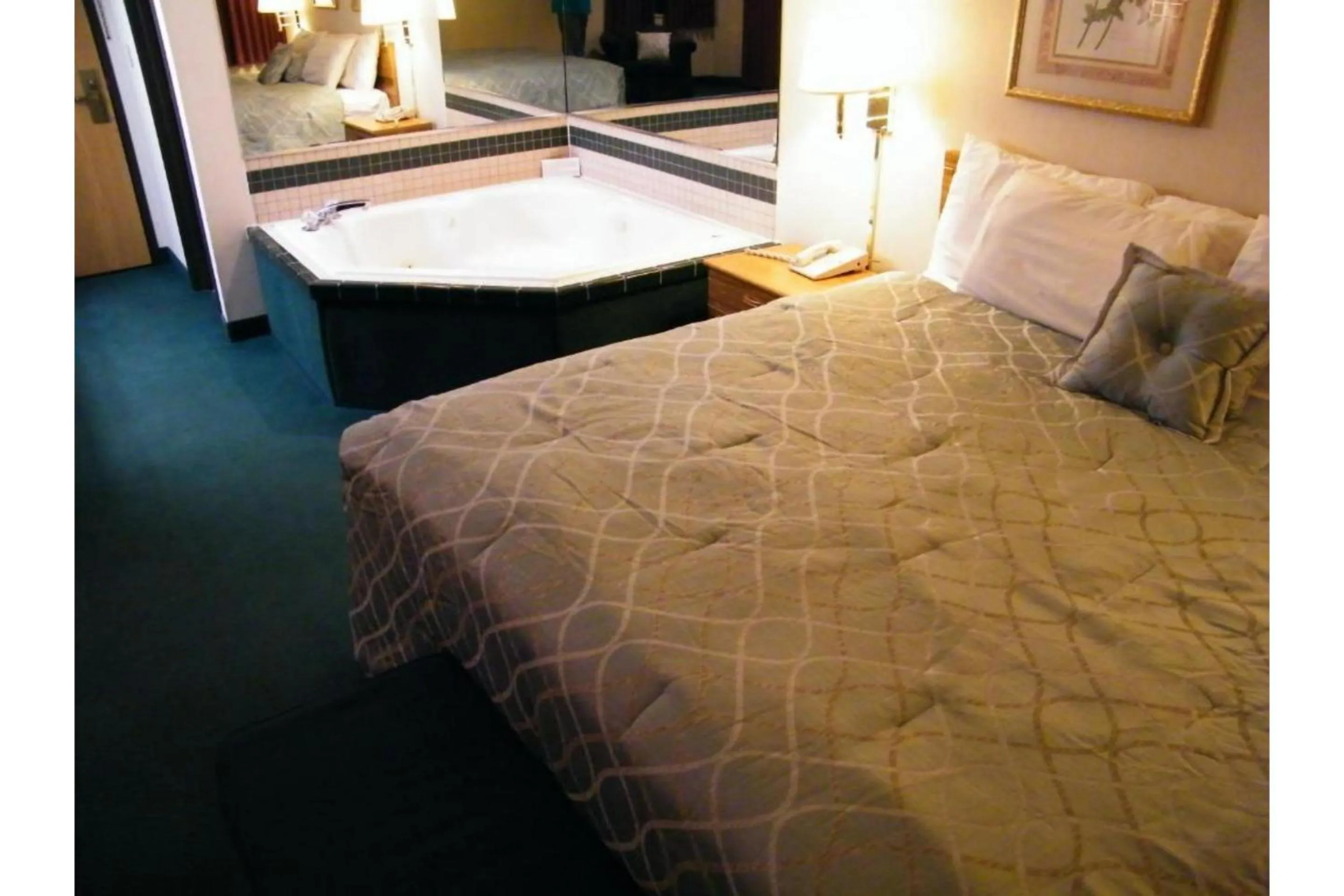 Bedroom, Bed in Capital O Amerihost Inn and Suites Mexico Hwy 54 MO