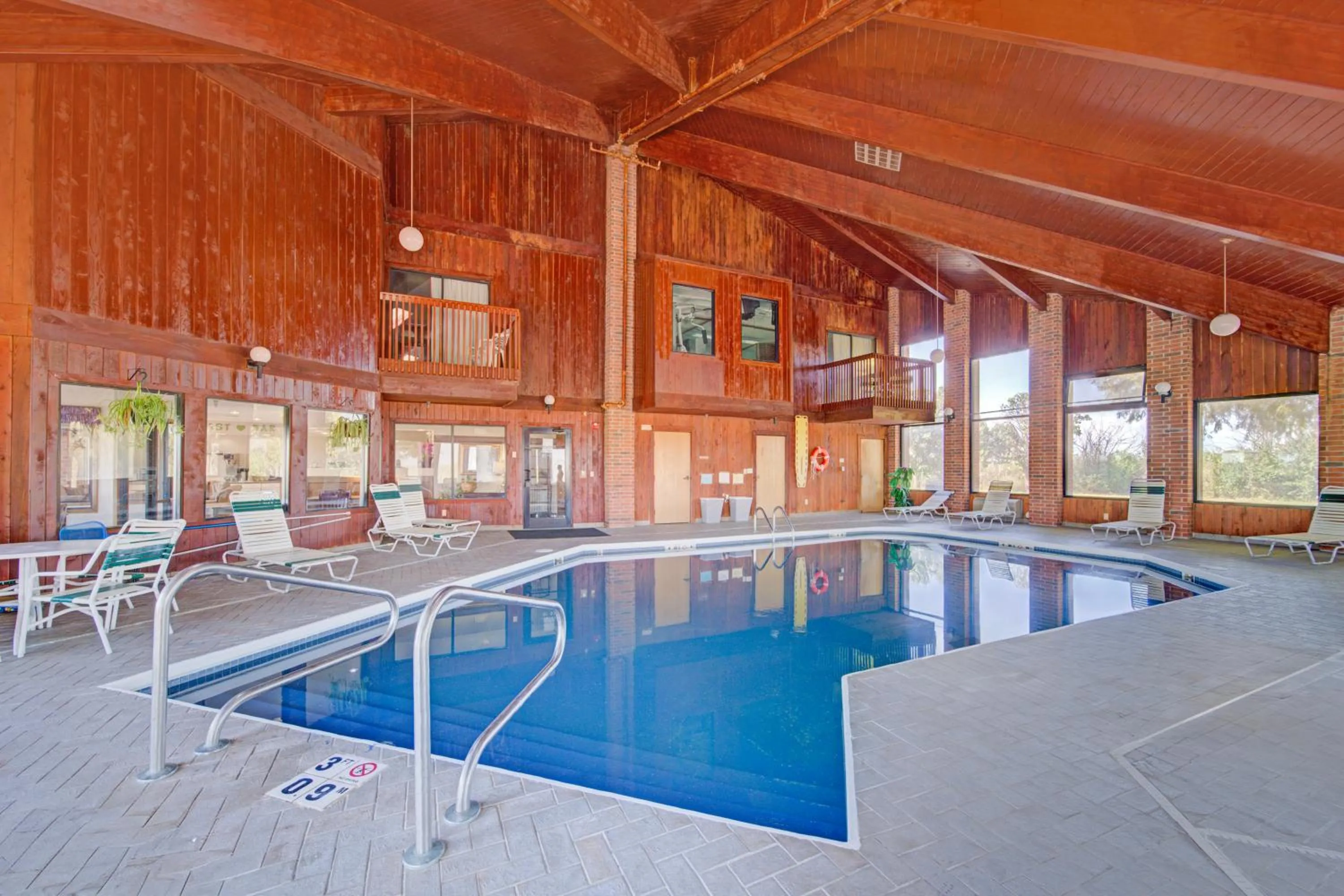 Swimming pool in Capital O Amerihost Inn and Suites Mexico Hwy 54 MO