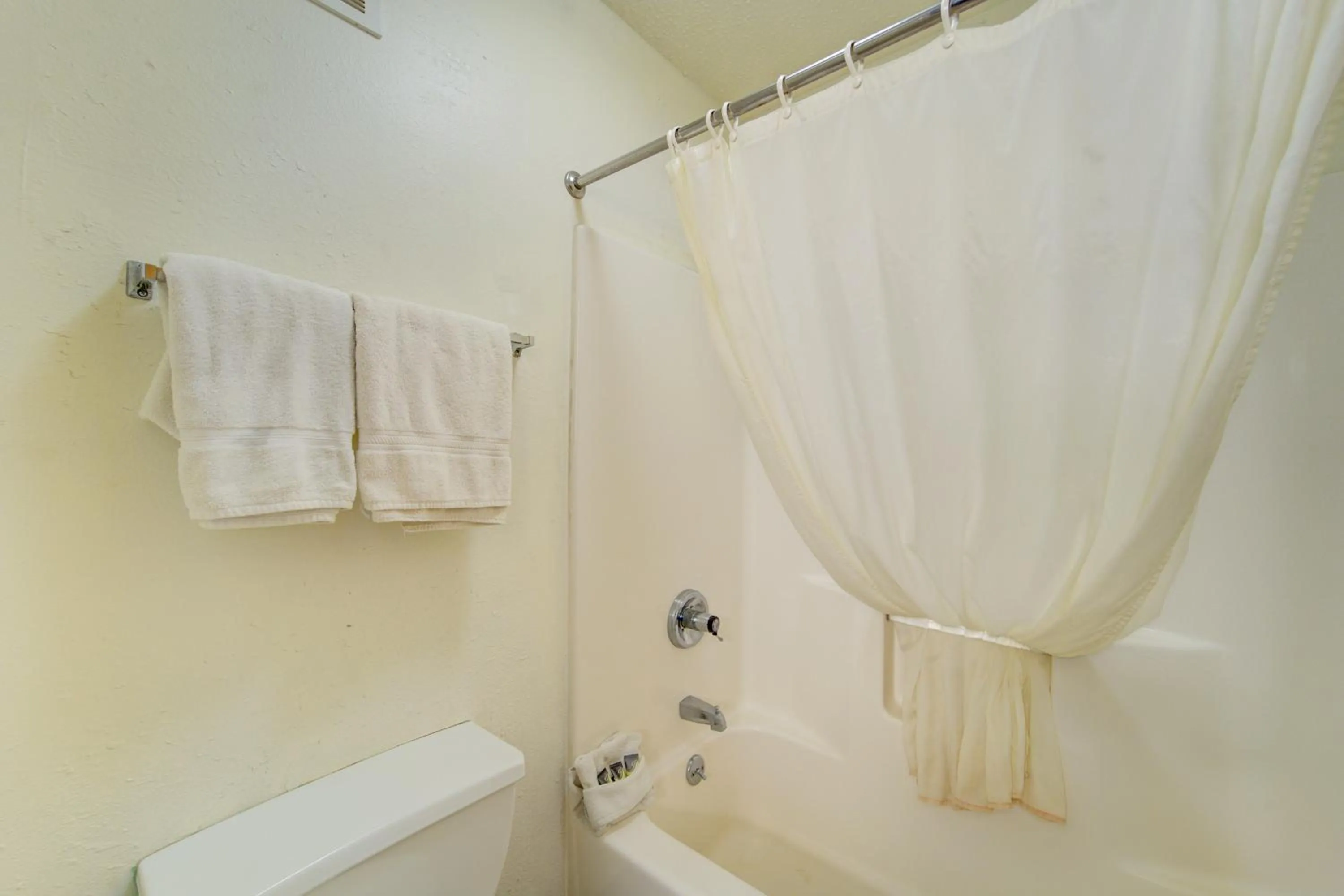 Bathroom in Capital O Amerihost Inn and Suites Mexico Hwy 54 MO