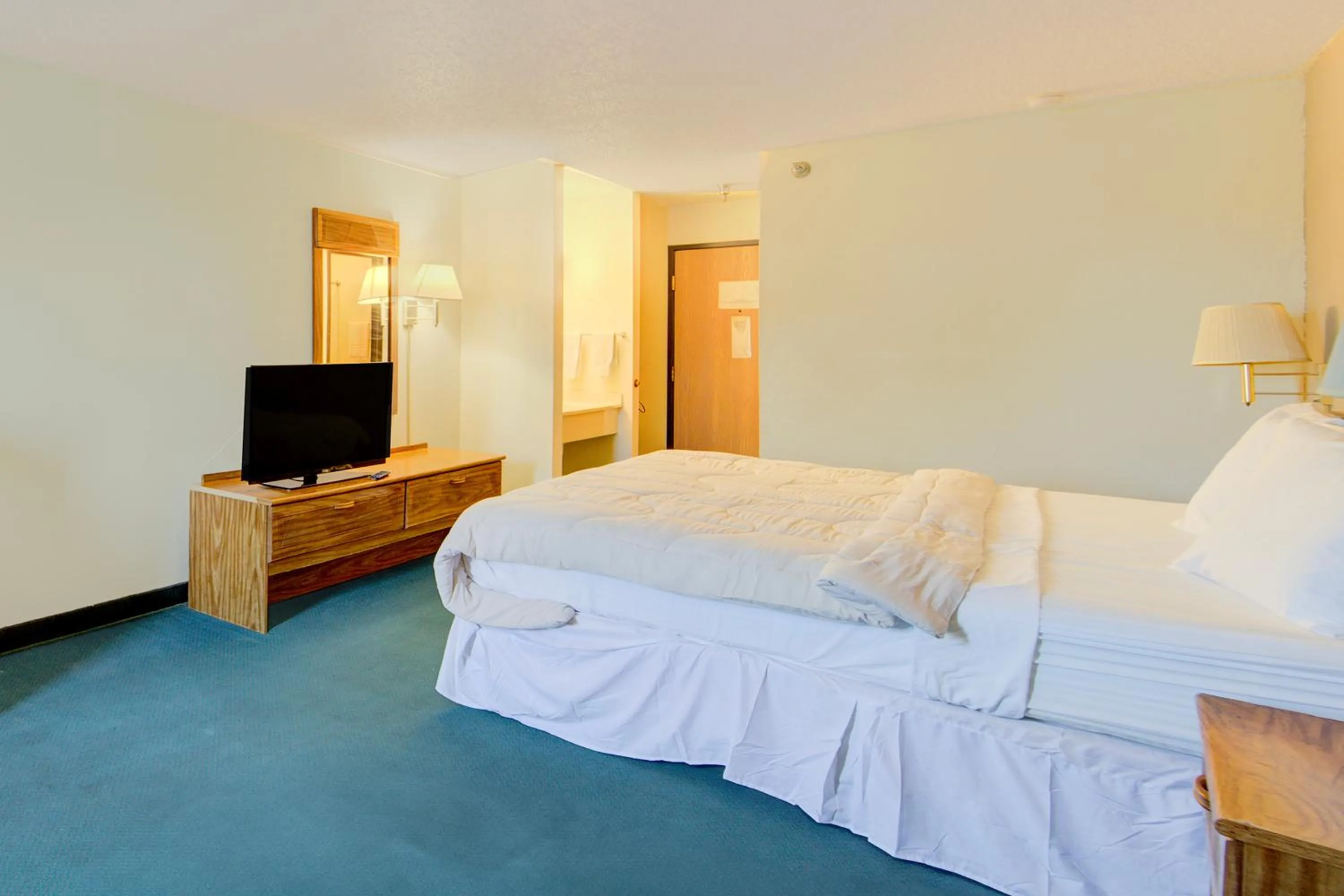 Bedroom, Bed in Capital O Amerihost Inn and Suites Mexico Hwy 54 MO