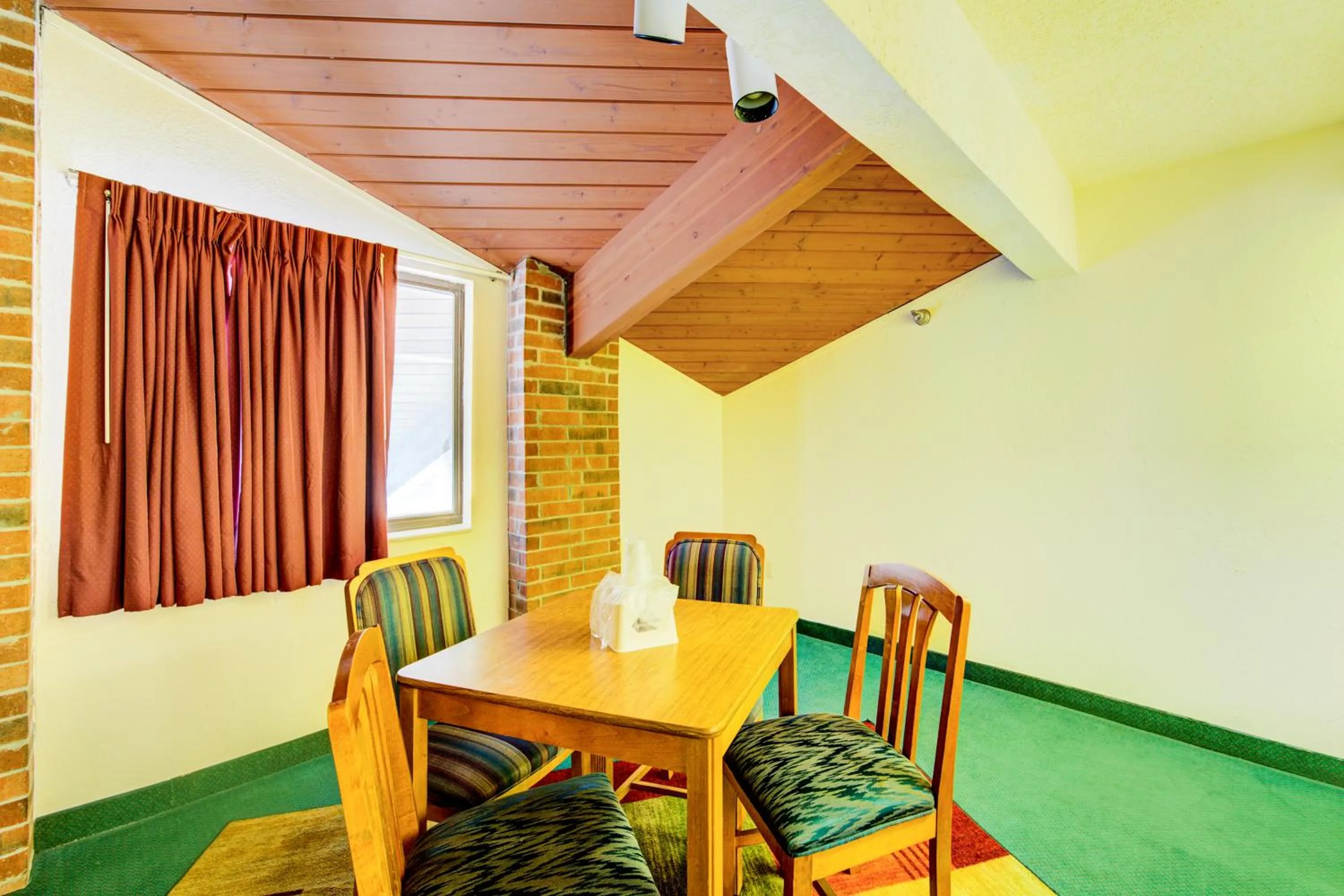 Dining area in Capital O Amerihost Inn and Suites Mexico Hwy 54 MO