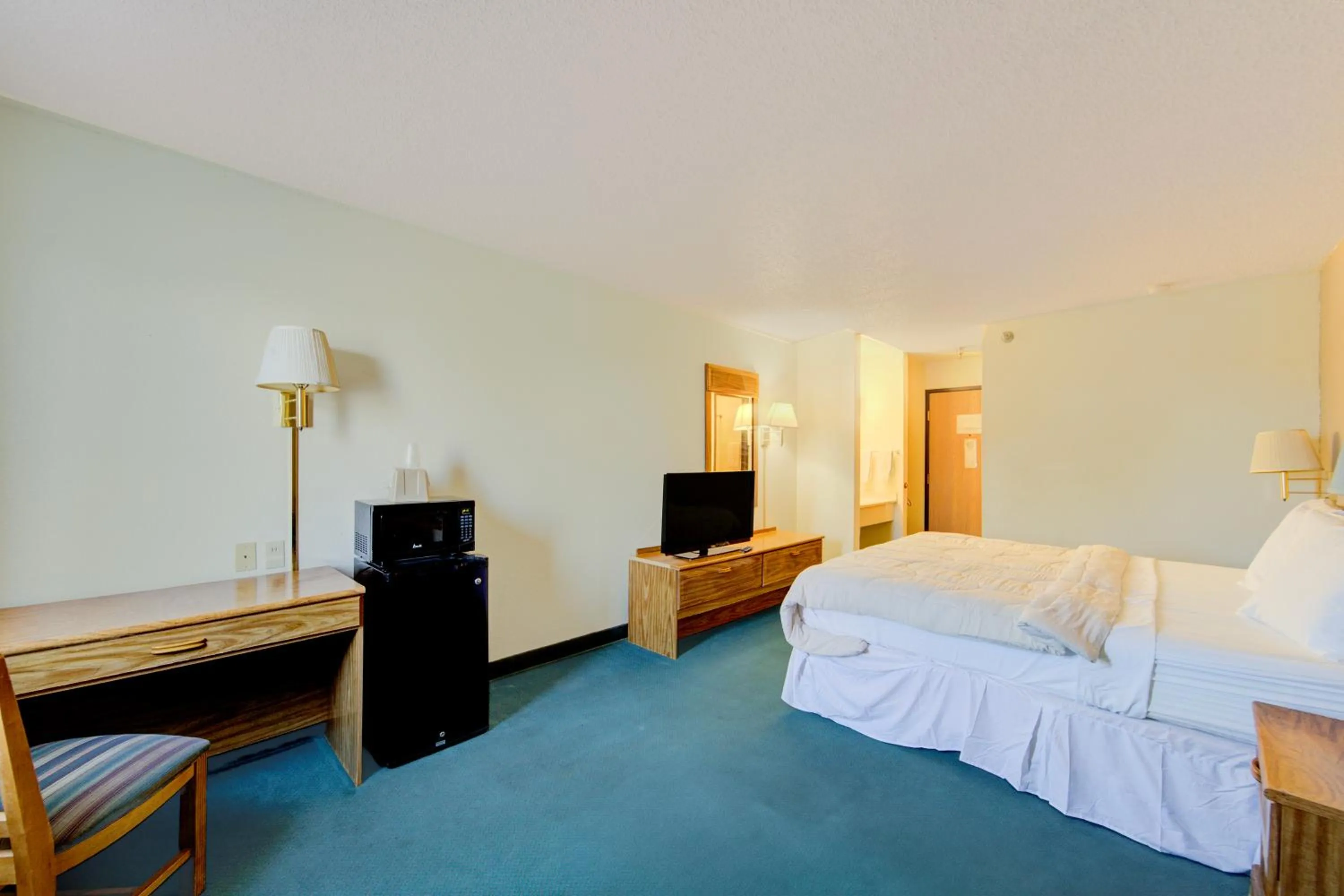 Bedroom, Bed in Capital O Amerihost Inn and Suites Mexico Hwy 54 MO