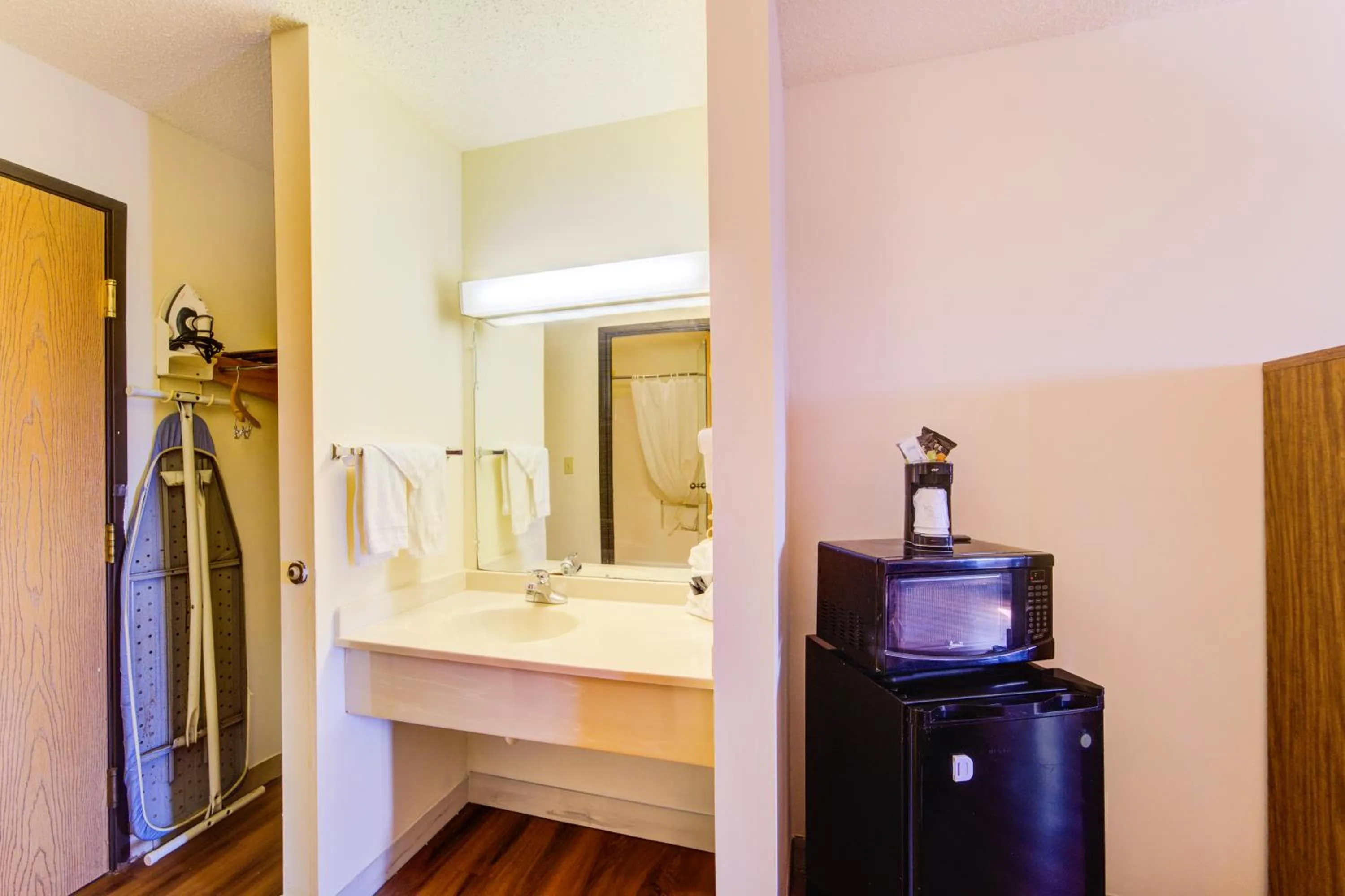 Bathroom in Capital O Amerihost Inn and Suites Mexico Hwy 54 MO