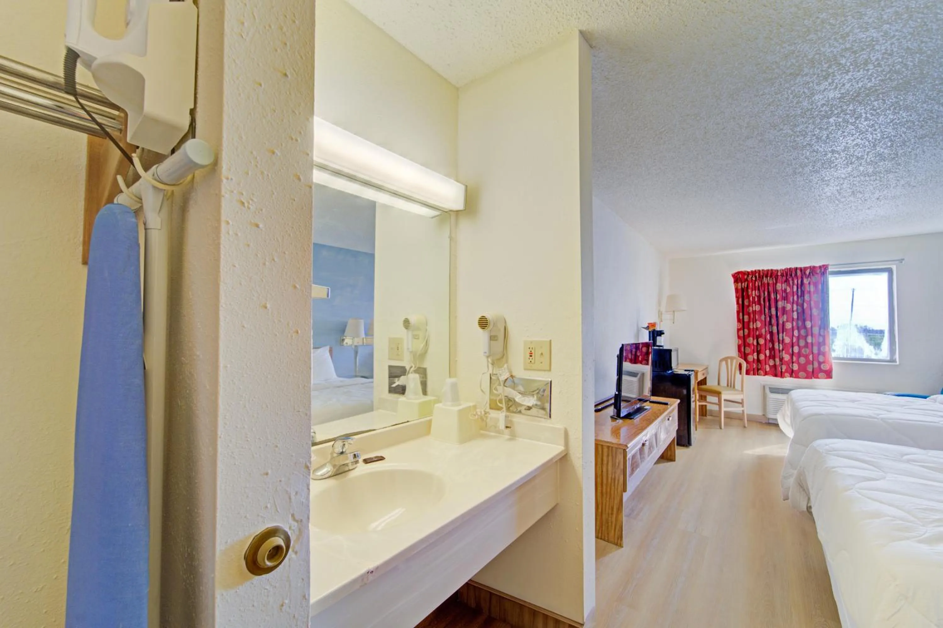 Bathroom, Bed in Capital O Amerihost Inn and Suites Mexico Hwy 54 MO