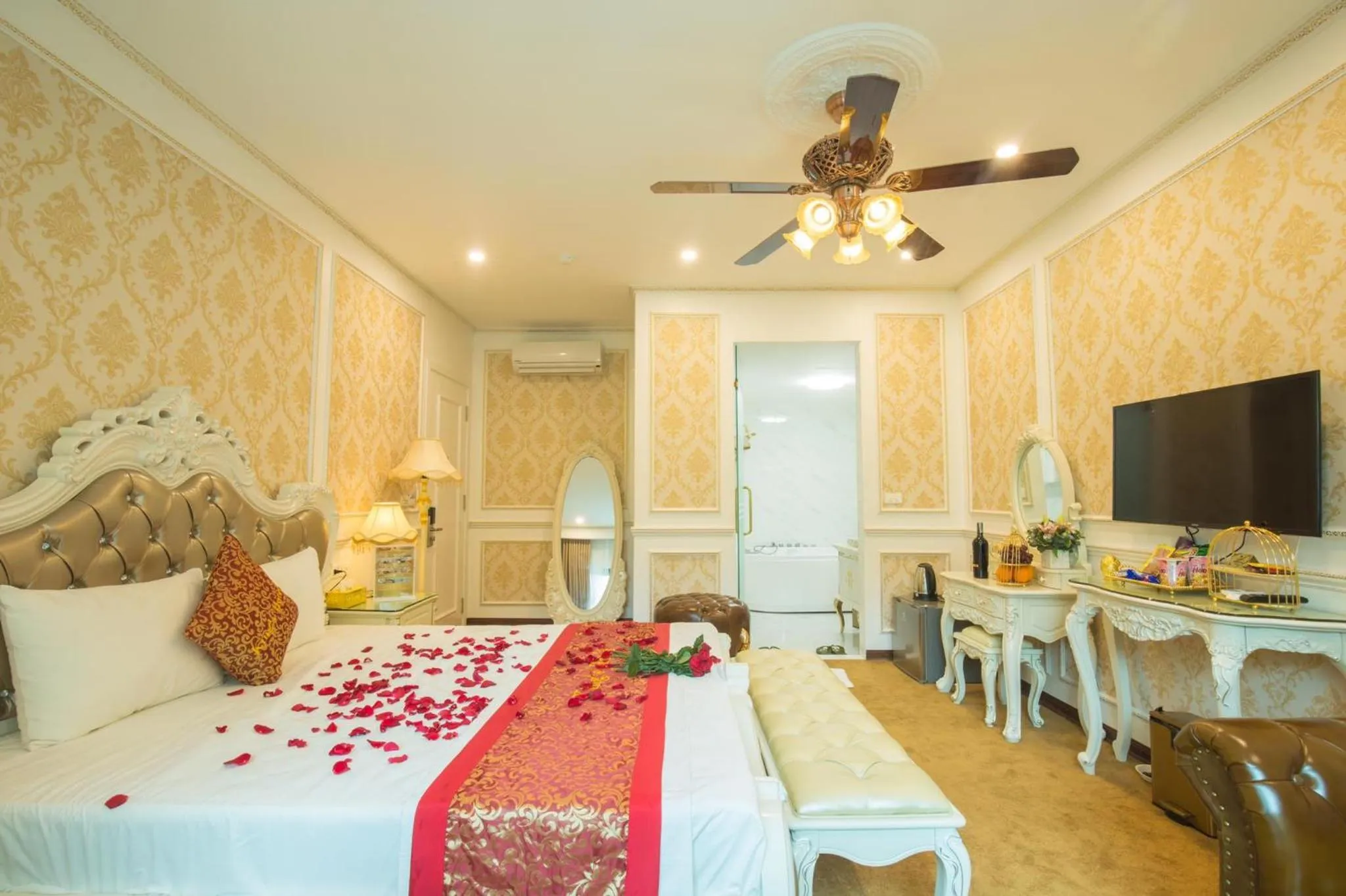 Bed in King's Hotel Yên Hòa