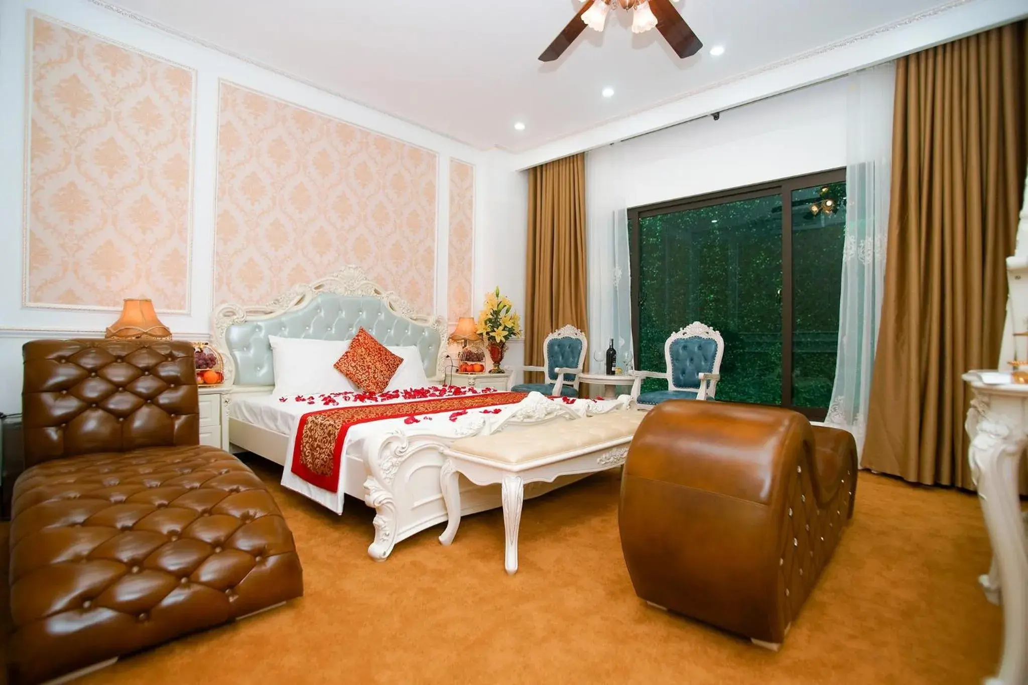 Superior King Room in King's Hotel Yên Hòa Superior King Room in King's Hotel Yên Hòa