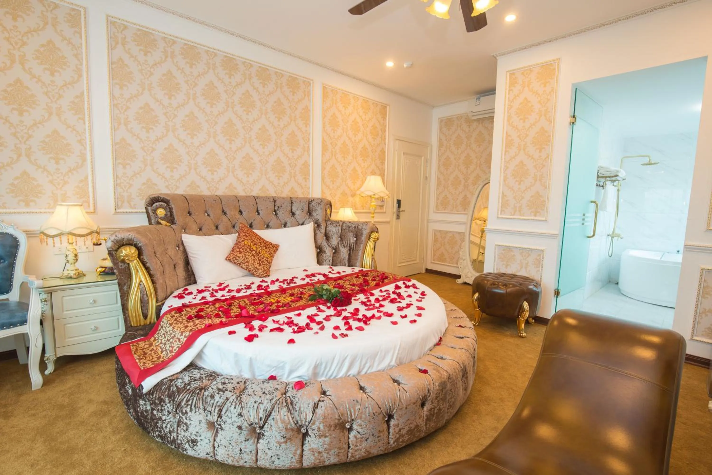 Bed in King's Hotel Yên Hòa