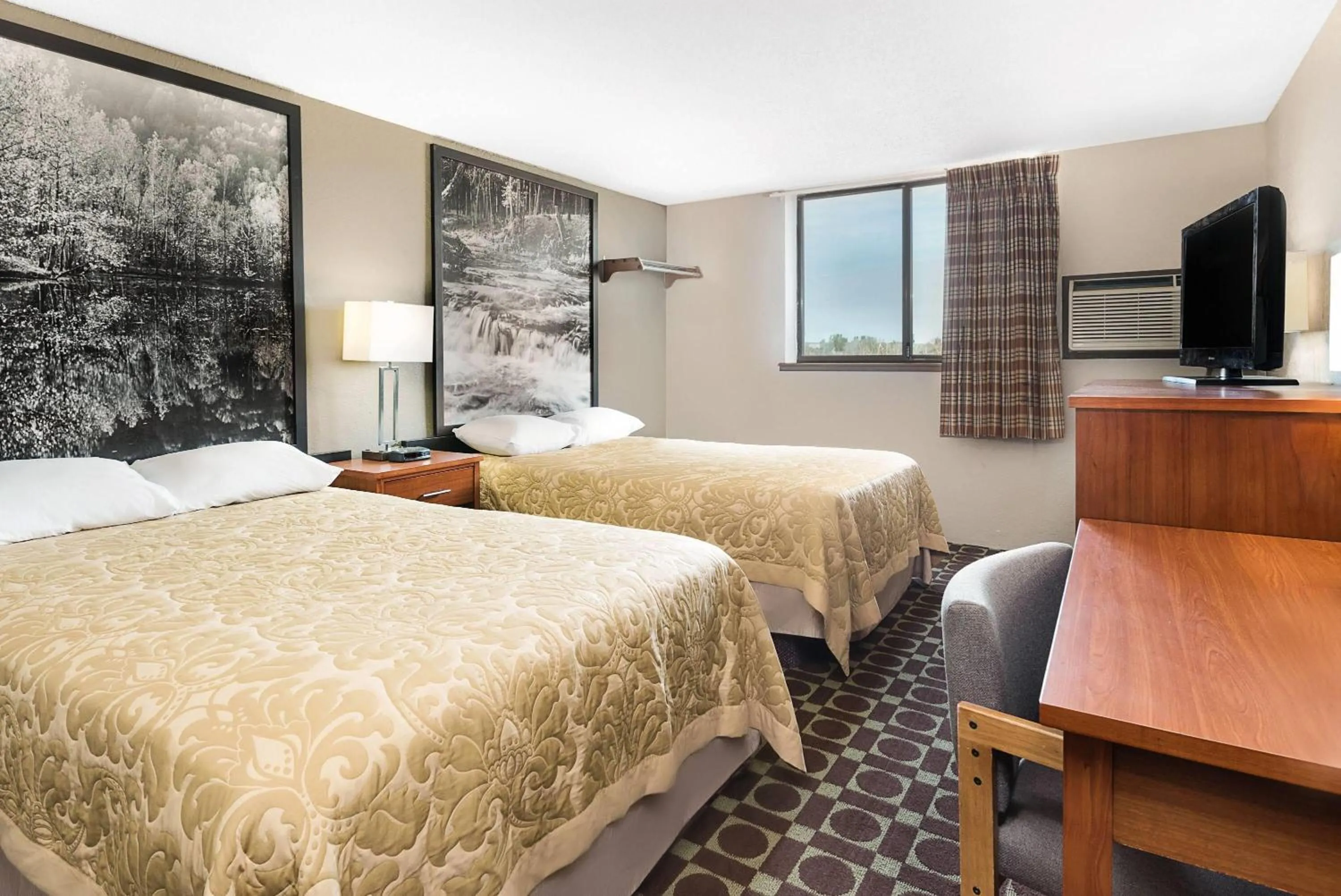 Photo of the whole room, Bed in Super 8 by Wyndham Miles City