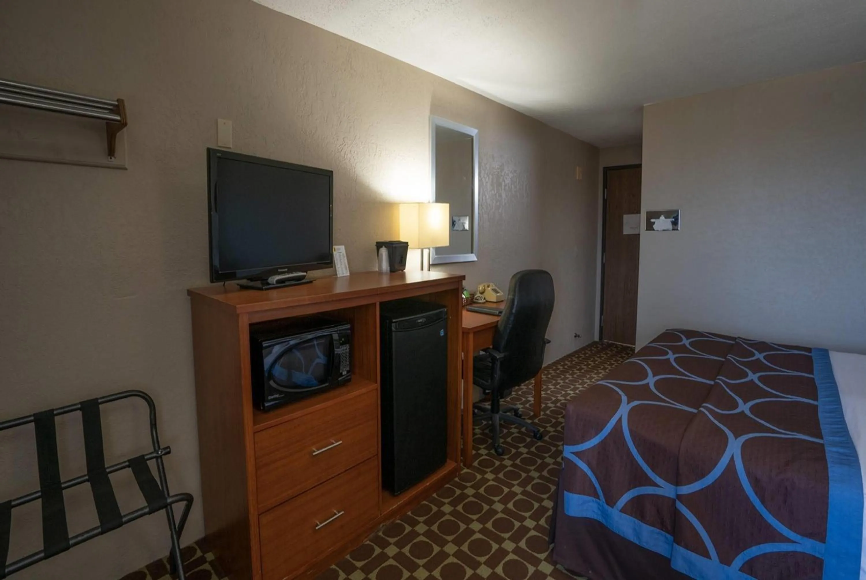 Photo of the whole room, Bed in Super 8 by Wyndham Miles City