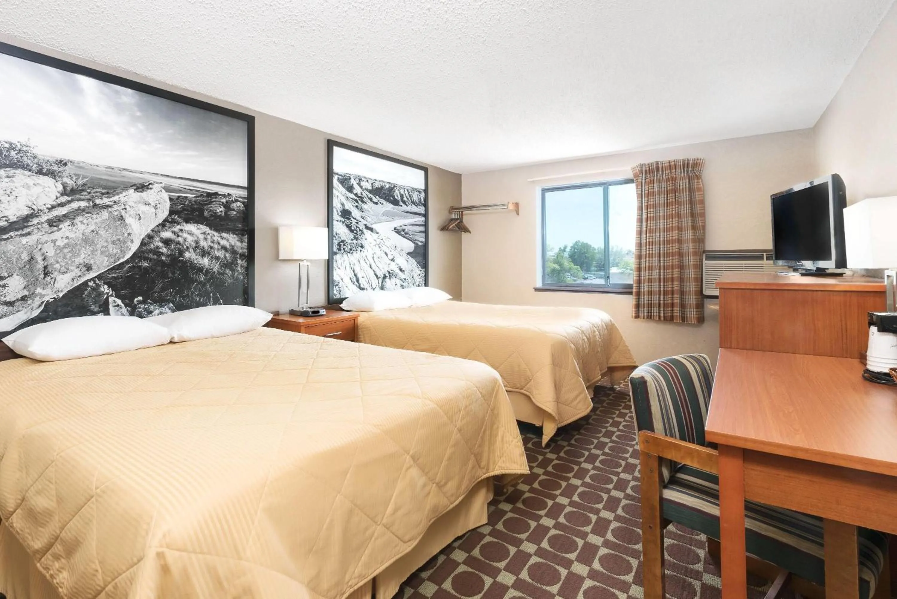 Photo of the whole room, Bed in Super 8 by Wyndham Miles City