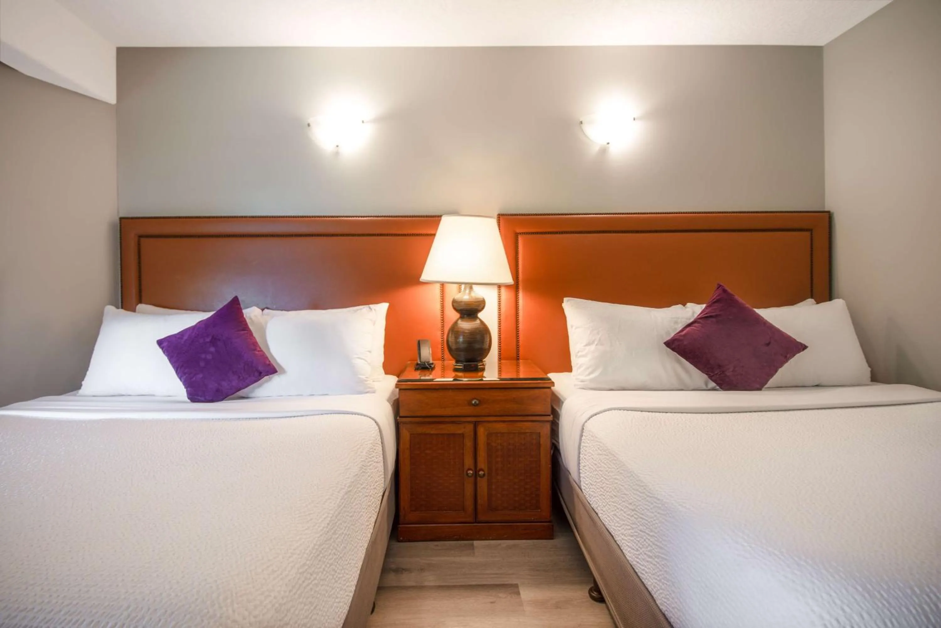 Bedroom, Bed in Coast Parksville Hotel