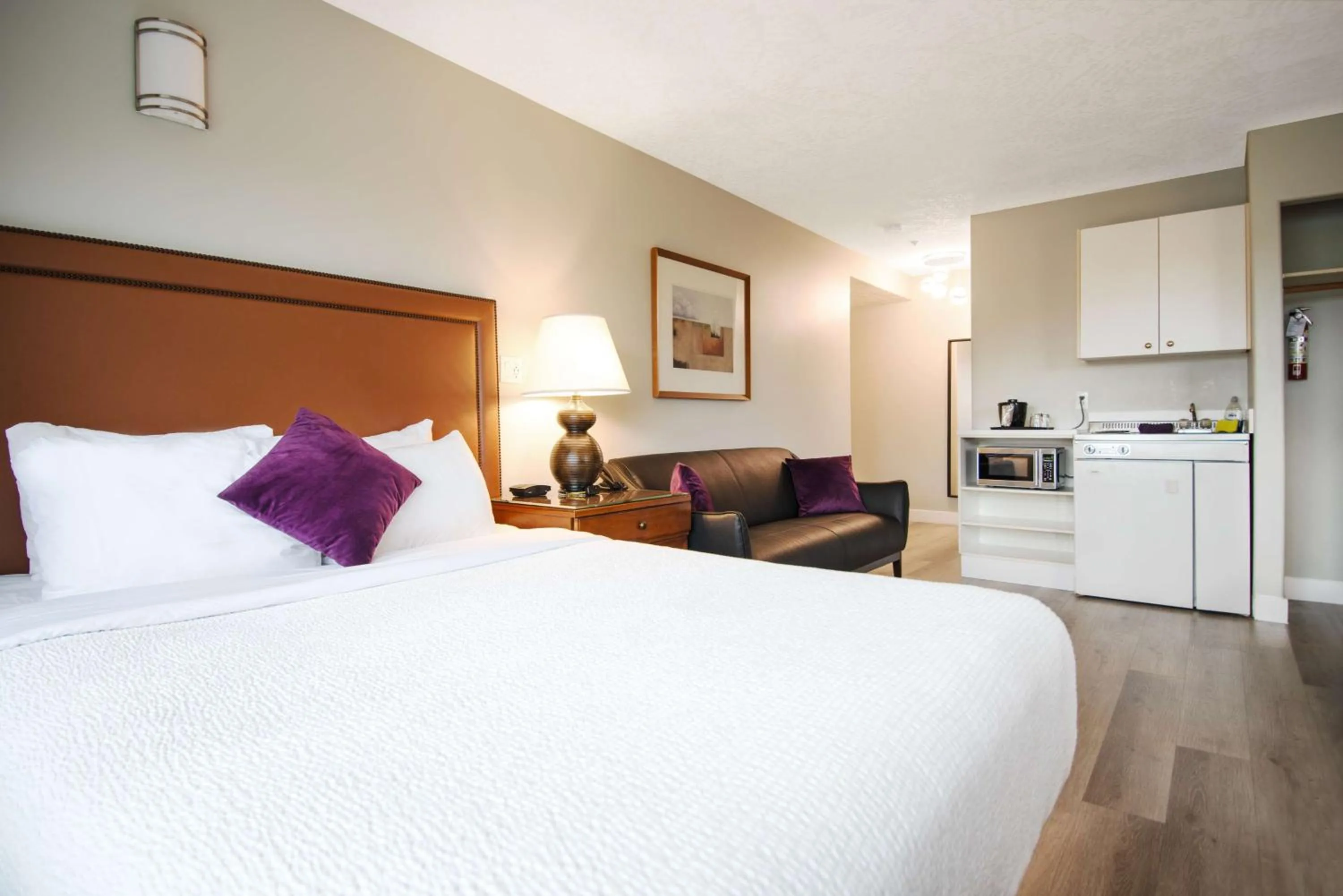 Photo of the whole room, Bed in Coast Parksville Hotel